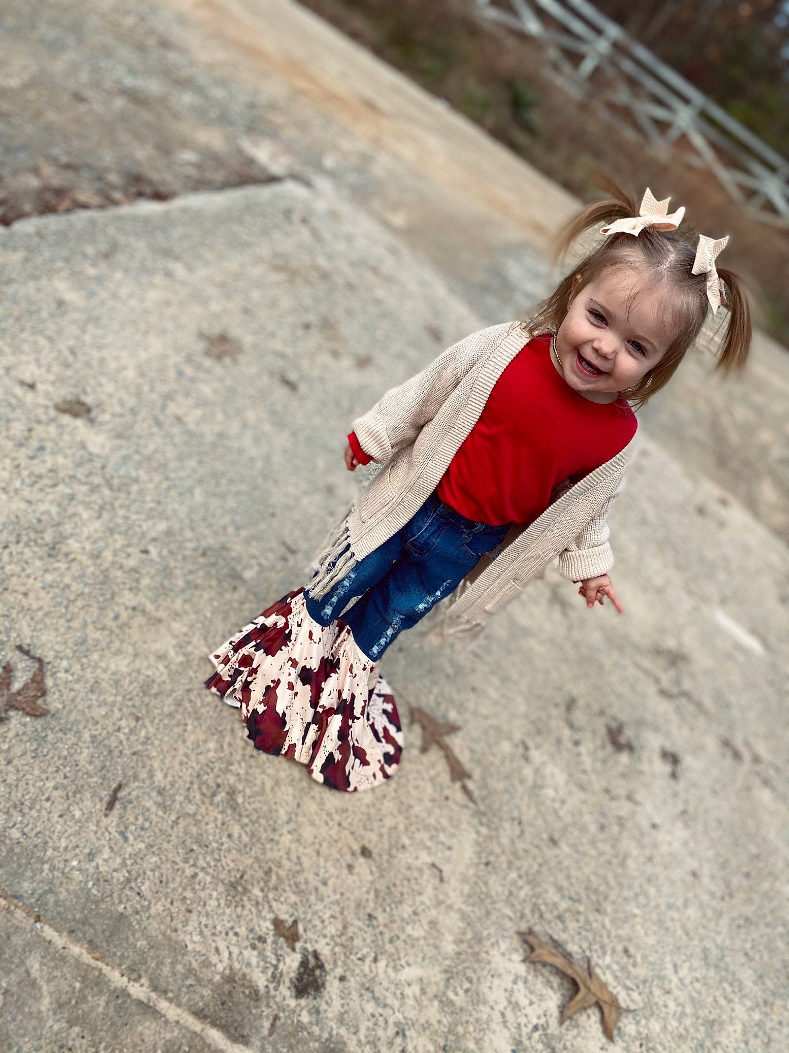 Sophia is registered to the contest to win money with this photo: baby_toddler_clothing, child_model, hair_accessory, headband, headpiece, joy, people_in_nature, person