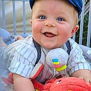 Tennessy a rejoint le concours — aidez-le/la à gagner de superbes lots ! baby, blue_eyes, cap, smiling, plush_toy, crib, bedding, outdoor, child, cute, infant, happy, toy, crawling, striped_shirt, person, closeup, bright, colorful, playful