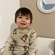 Jun a rejoint le concours — aidez-le/la à gagner de superbes lots ! toddler, child, smiling, pajamas, teddy_bear_pattern, indoor, mirror, reflection, cozy, cute, happy, clothing, portrait, person, furniture, wall, baby, sitting, home, warm