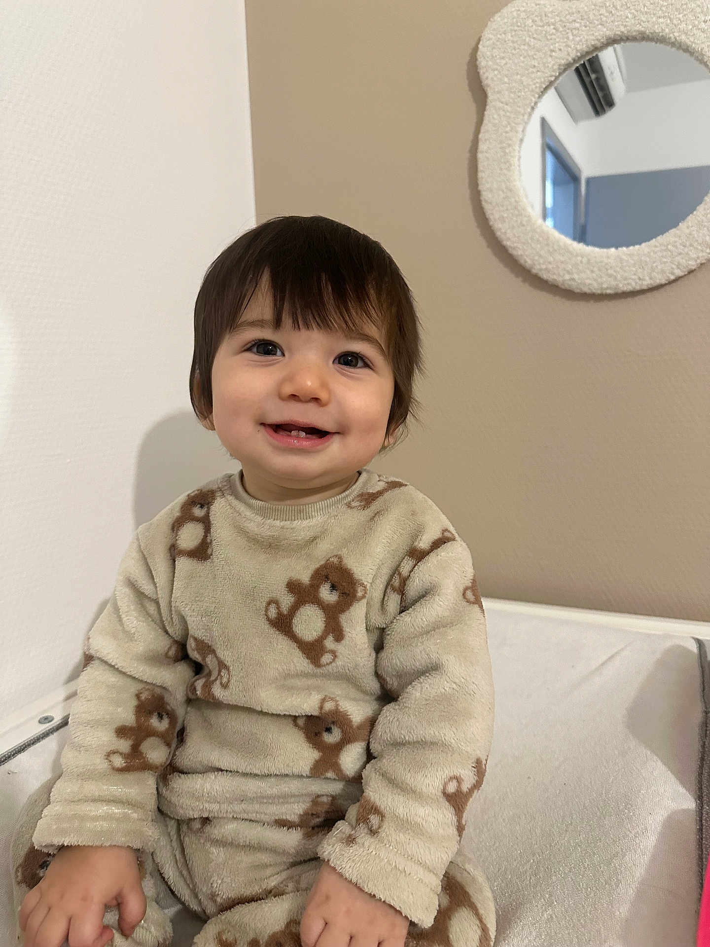 Jun a rejoint le concours — aidez-le/la à gagner de superbes lots ! toddler, child, smiling, pajamas, teddy_bear_pattern, indoor, mirror, reflection, cozy, cute, happy, clothing, portrait, person, furniture, wall, baby, sitting, home, warm