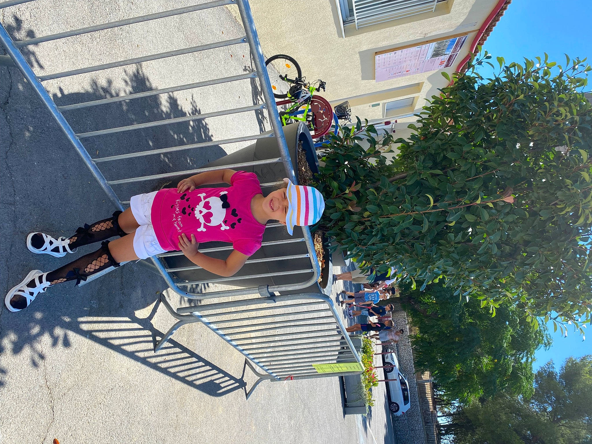 Milana participe au concours pour gagner de l'argent avec cette photo : carmine, facade, fun, handrail, headwear, human_leg, joy, knee, leisure, person, pole, recreation, shorts, sidewalk, sky, sock, sports_equipment, sportswear, thigh, tree