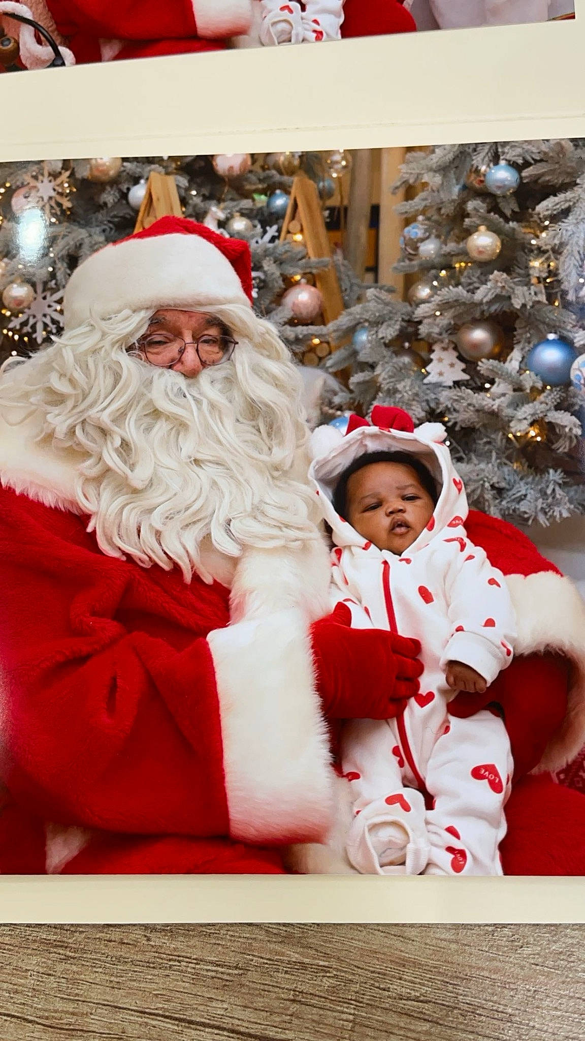 Adjara participe au concours pour gagner de l'argent avec cette photo : beard, christmas, christmas_decoration, christmas_eve, christmas_ornament, christmas_tree, event, facial_expression, facial_hair, fictional_character, fur, happy, hat, holiday, interior_design, lap, ornament, person, santa_claus, sleeve