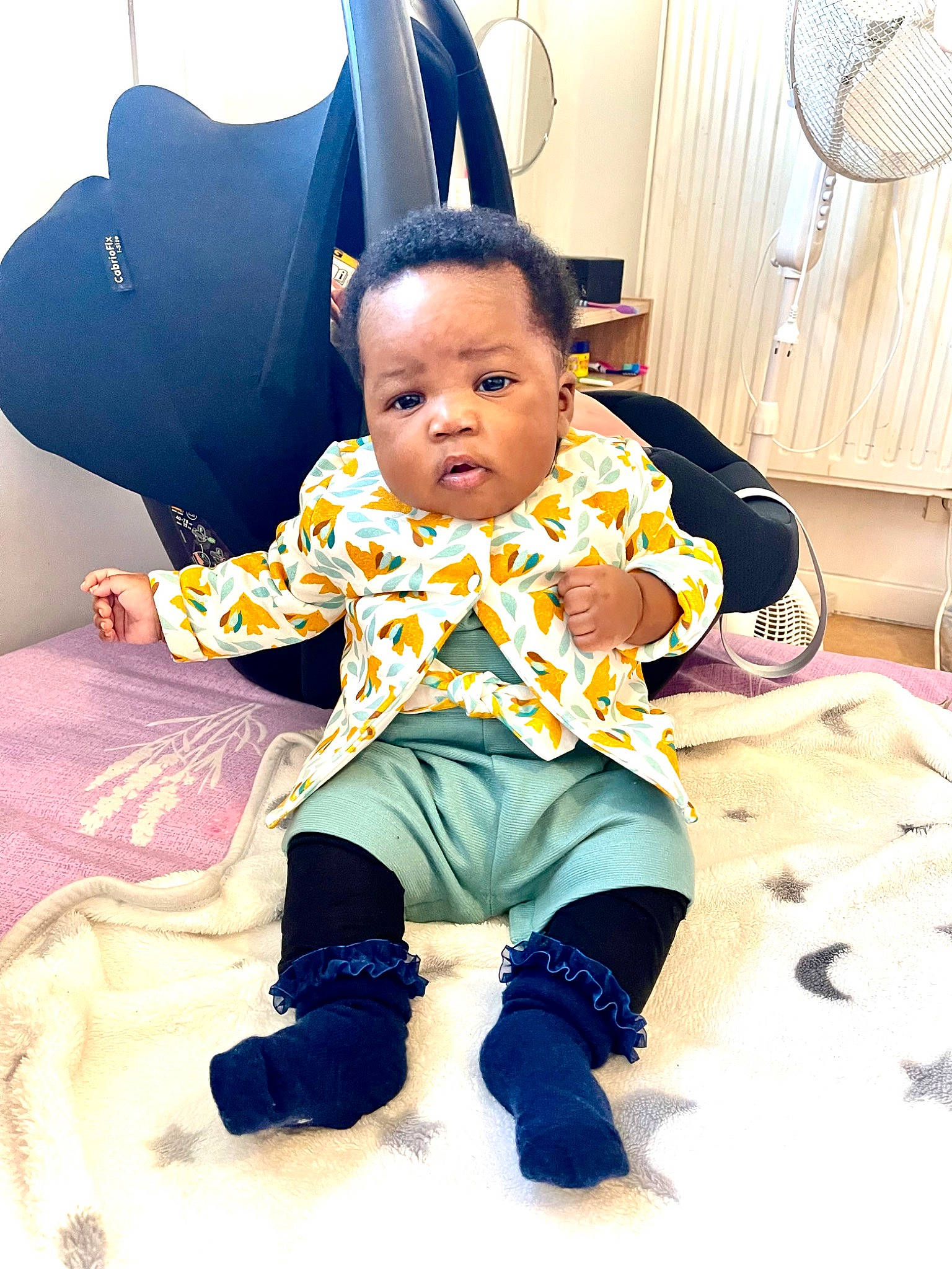 Adjara participe au concours pour gagner de l'argent avec cette photo : baby, baby_toddler_clothing, baby_toys, chair, child, comfort, costume, eye, flooring, fun, happy, leisure, mechanical_fan, person, play, purple, room, sitting, sleeve, t_shirt