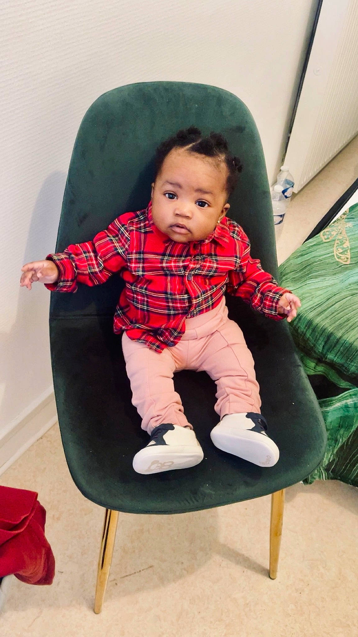 Adjara a rejoint le concours — aidez-le/la à gagner de superbes lots ! baby, baby_products, baby_toddler_clothing, chair, child, circle, comfort, cool, fun, magenta, pattern, person, personal_protective_equipment, plaid, play, product, sitting, sleeve, sock, tartan