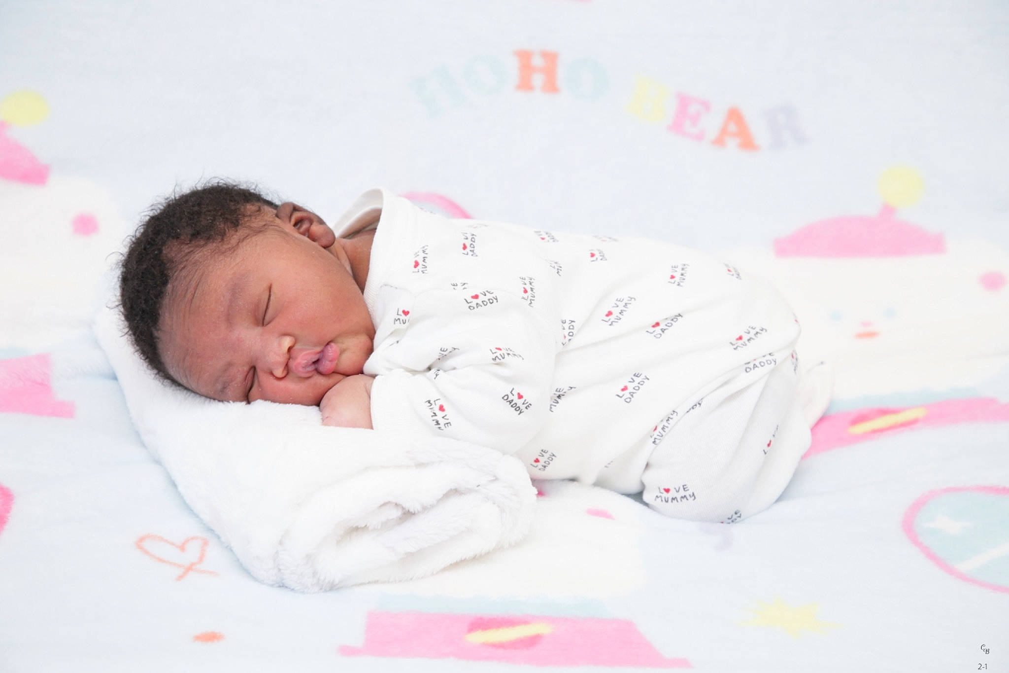 Adjara participe au concours pour gagner de l'argent avec cette photo : baby, baby_sleeping, baby_toddler_clothing, bedding, bedtime, carmine, child, comfort, event, face, font, happy, linens, magenta, pattern, person, pink, portrait_photography, room, sleeve