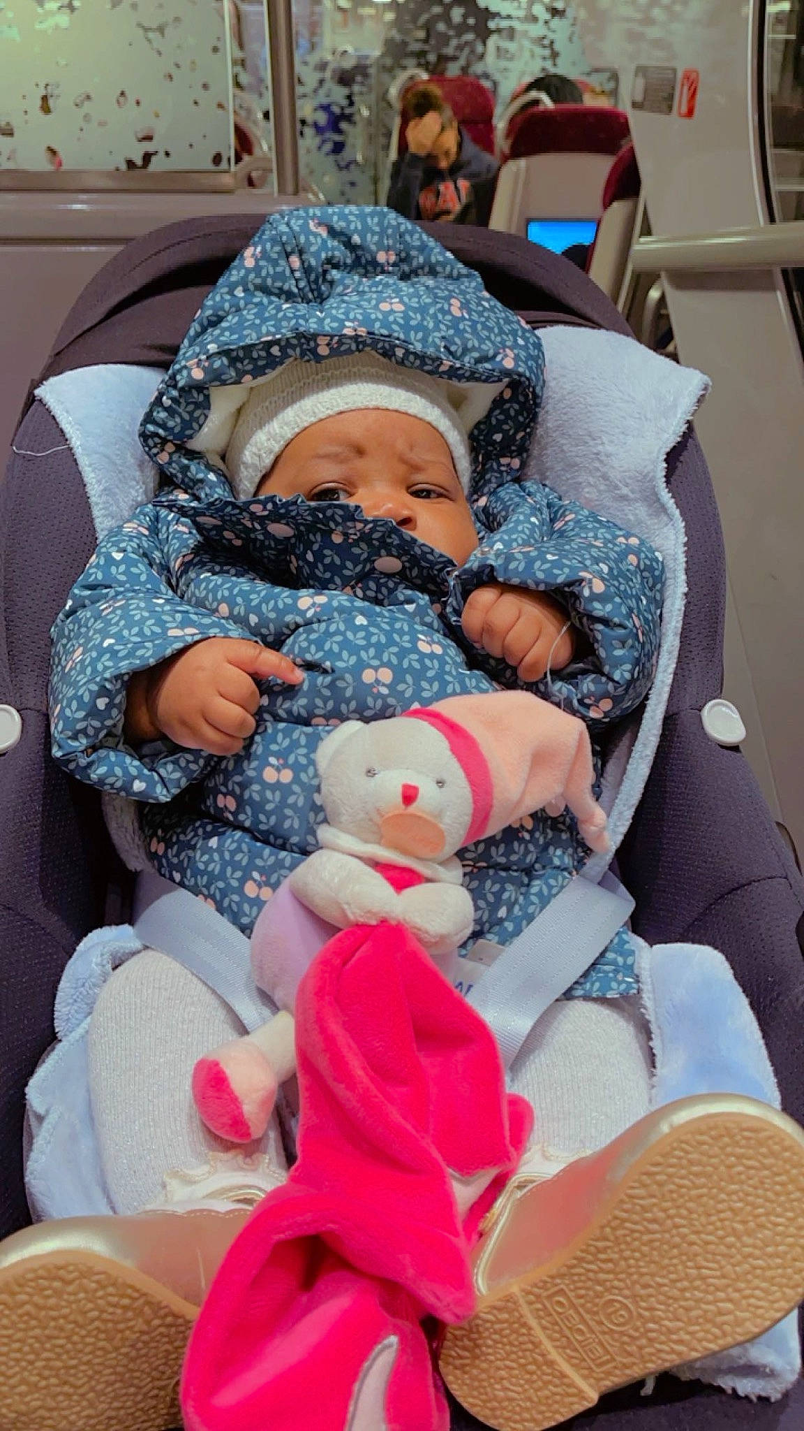 Adjara participe au concours pour gagner de l'argent avec cette photo : baby, baby_products, baby_sleeping, blue, child, comfort, event, fun, hat, headwear, lap, leisure, linens, person, room, service, sitting, thigh, toddler, winter