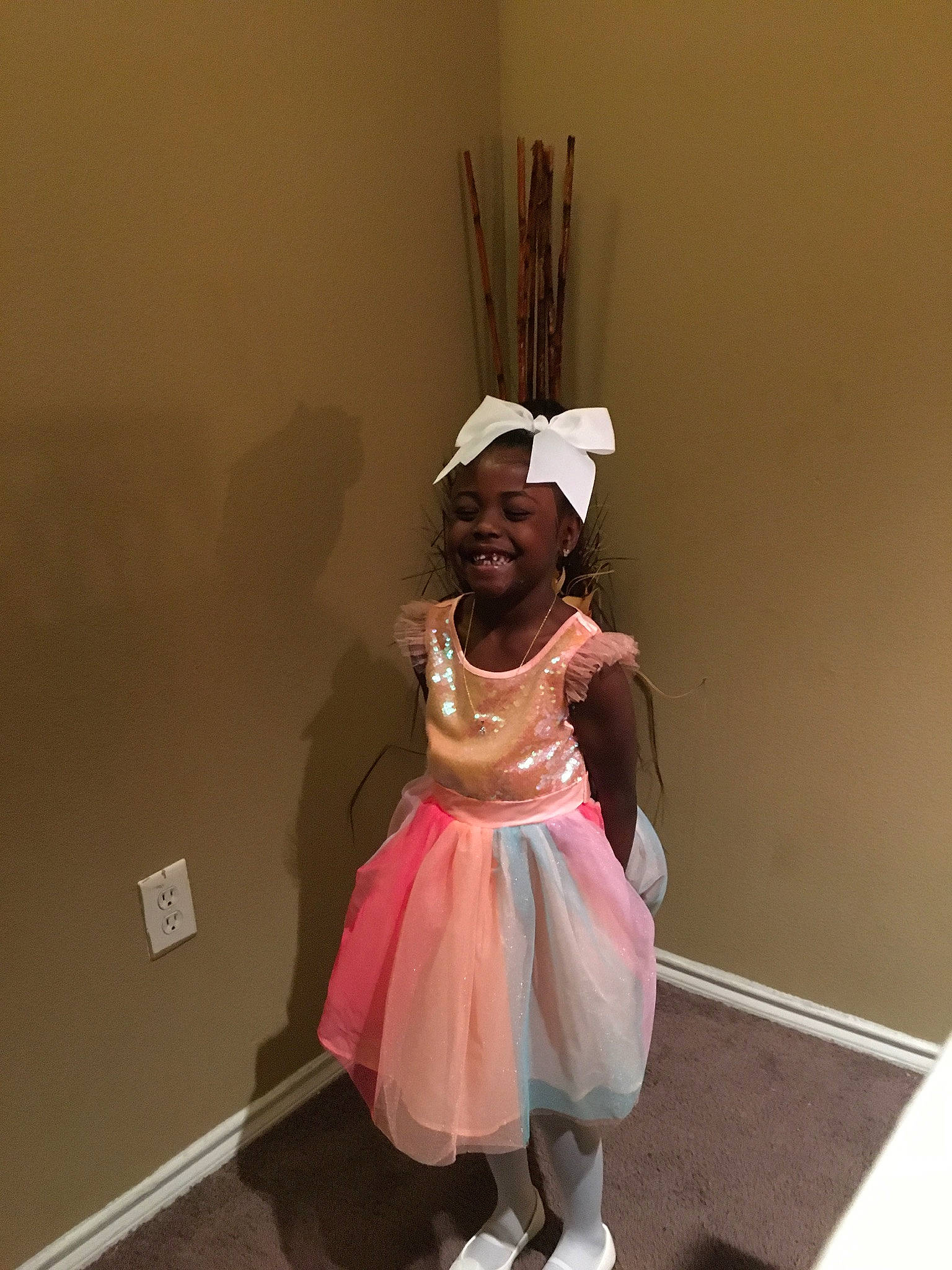 Leíaní is registered to the contest to win money with this photo: child, costume, event, fashion_design, flooring, fun, happy, hat, human_leg, jewellery, joy, knee, magenta, performing_arts, person, room, sandal, sitting, smile, sock