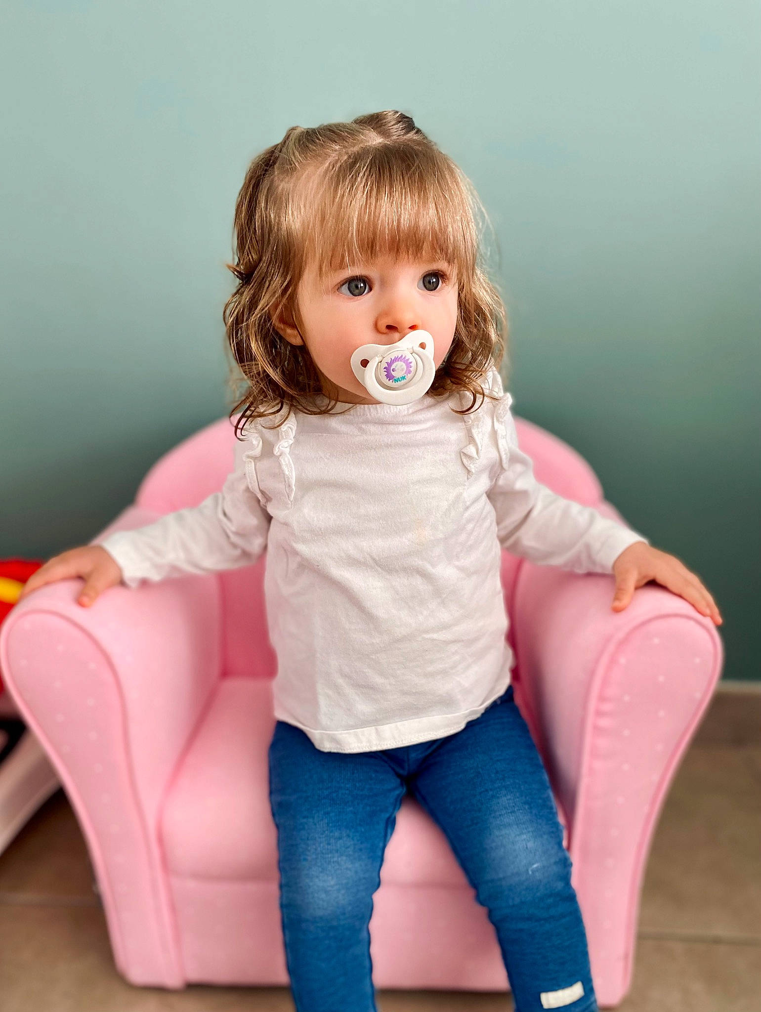 Lucie a rejoint le concours — aidez-le/la à gagner de superbes lots ! arm, chin, dress, eye, eyelash, gesture, hair, hand, happy, head, human_body, iris, joint, leg, lip, neck, person, shoulder, skin, sleeve