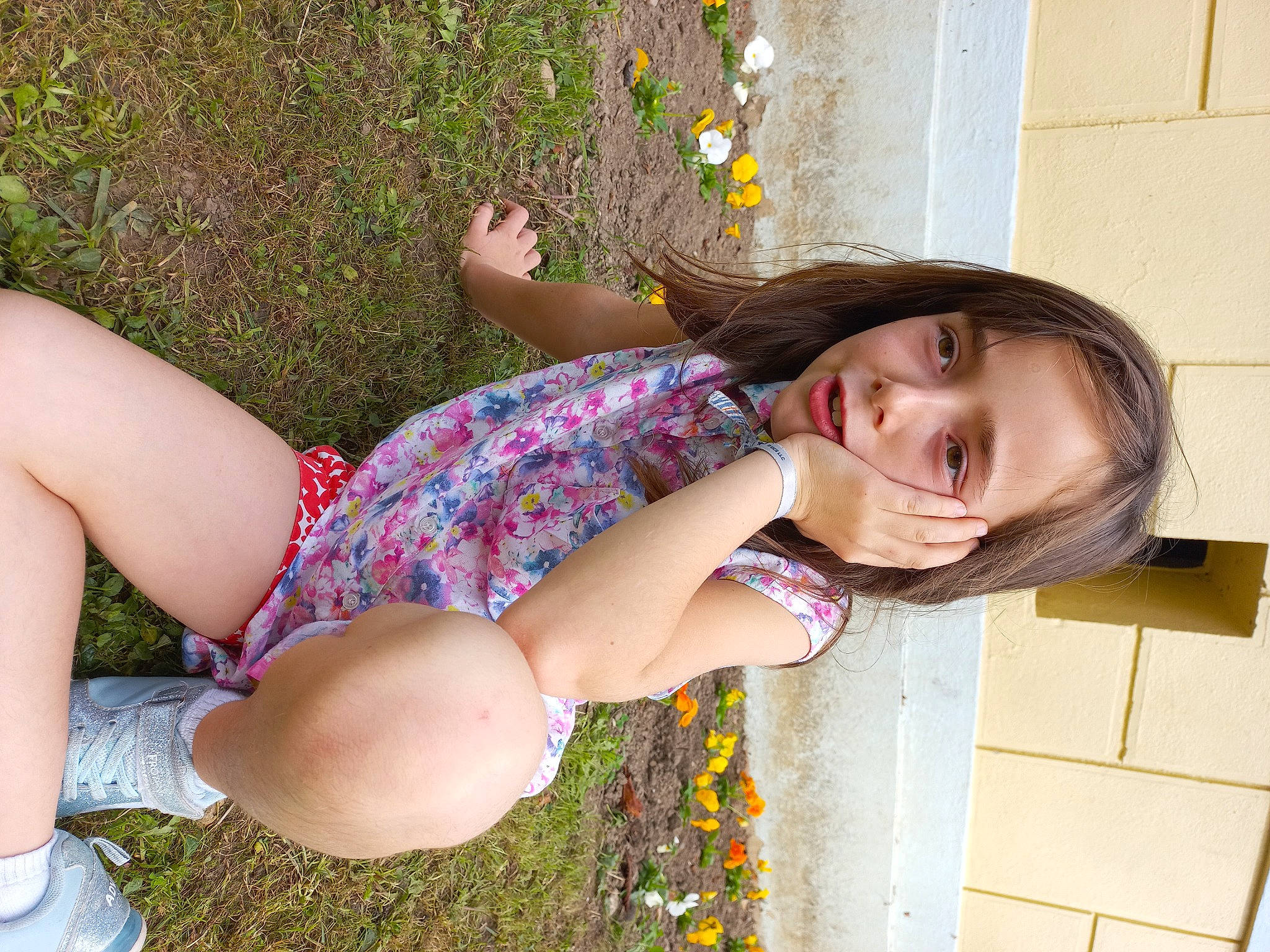 Amelie participe au concours pour gagner de l'argent avec cette photo : beauty, black_hair, child, finger, grass, happy, human_body, human_leg, joint, knee, leg, long_hair, people_in_nature, person, pink, plant, textile, thigh, trunk, waist