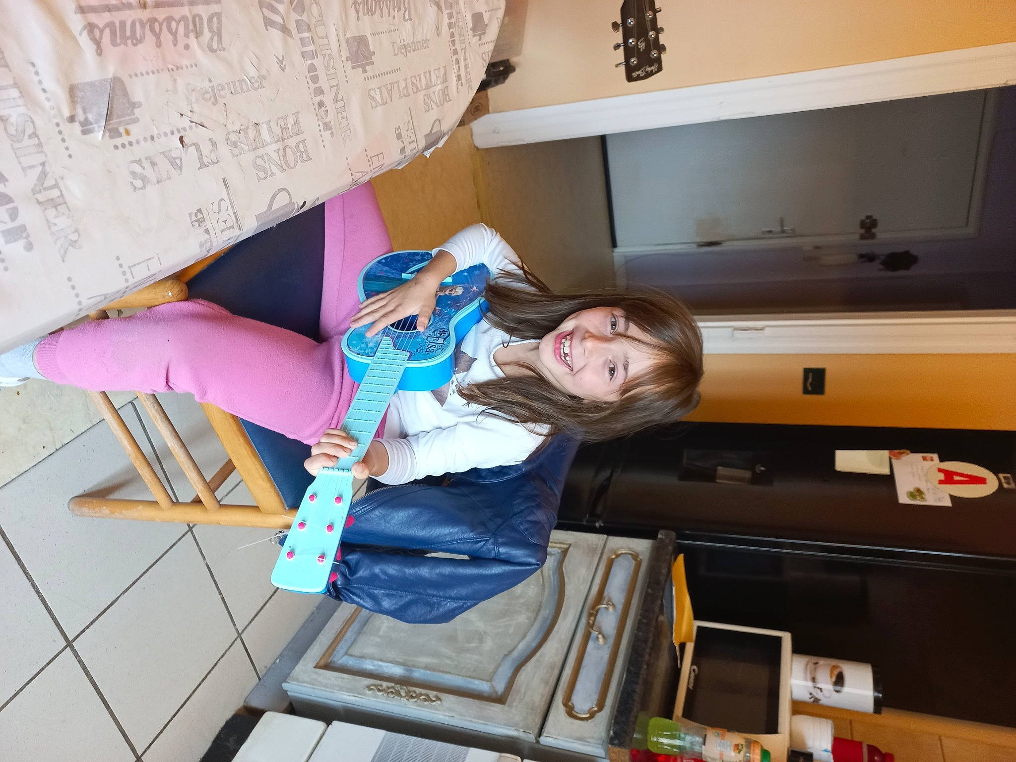 Amelie participe au concours pour gagner de l'argent avec cette photo : cabinetry, child, drawer, fashion_design, font, fun, home_appliance, joy, kitchen_appliance, leg, machine, paper, paper_product, person, room, smile, t_shirt, television, visual_arts, wood