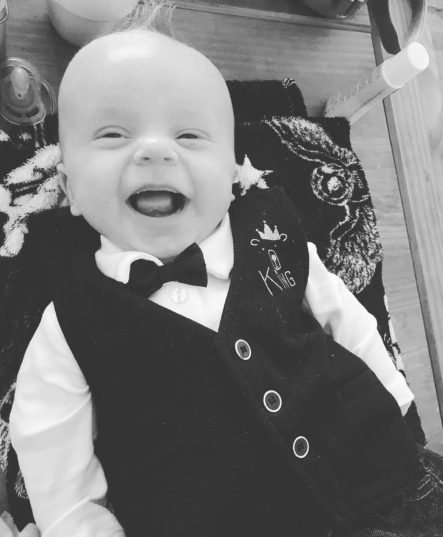 Romain a rejoint le concours — aidez-le/la à gagner de superbes lots ! baby, black_and_white, cheek, child, forehead, formal_wear, monochrome, monochrome_photography, outerwear, person, photograph, photography, smile, style, suit, toddler, tuxedo