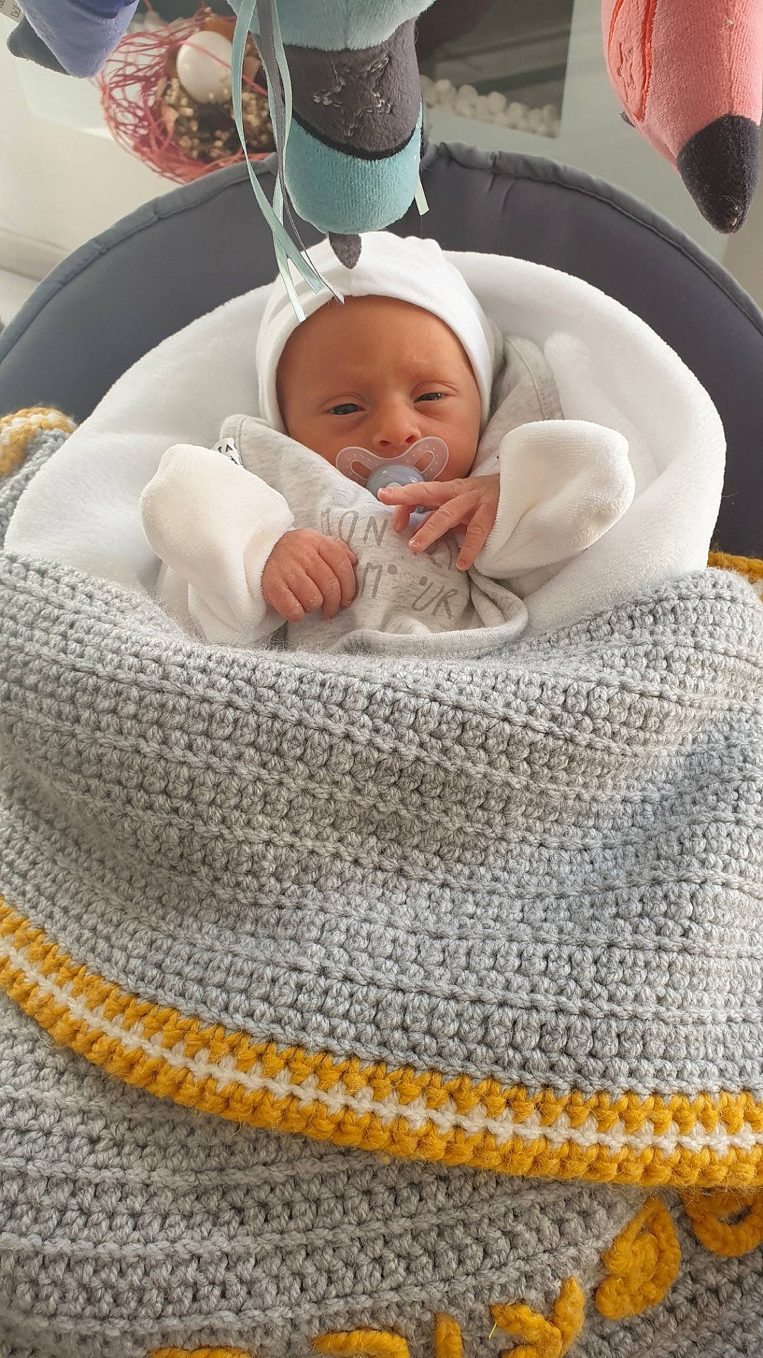Gabriel participe au concours pour gagner de l'argent avec cette photo : baby, baby_products, baby_safety, baby_sleeping, blanket, child, comfort, crochet, infant_bed, person, product, sleep, textile, toddler, wool