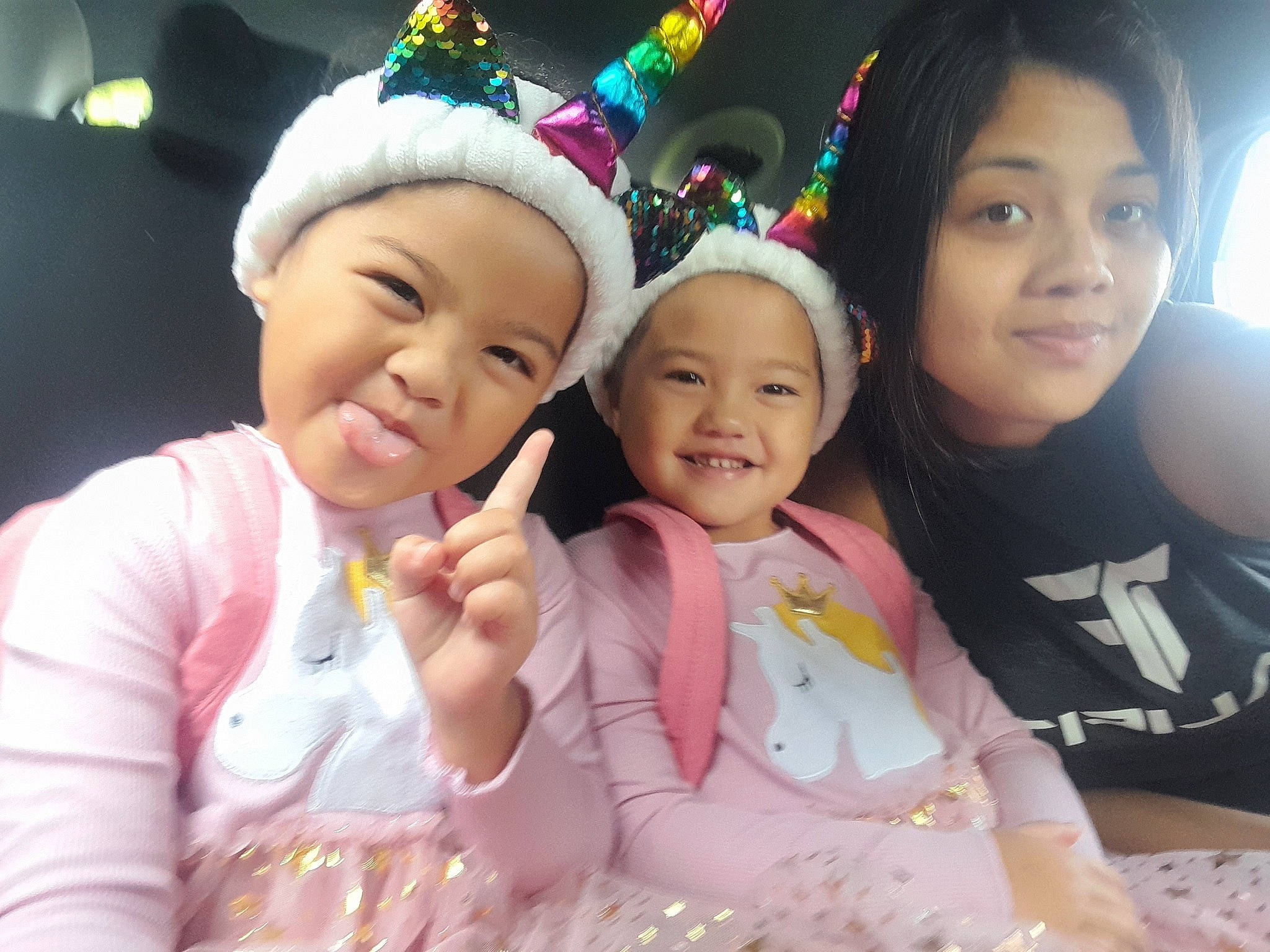 Vairani Et Vaihirani a rejoint le concours — aidez-le/la à gagner de superbes lots ! cap, child, event, eye, face, facial_expression, finger, friendship, fun, happy, headgear, headwear, interaction, joy, leisure, people, person, pink, recreation, santa_claus