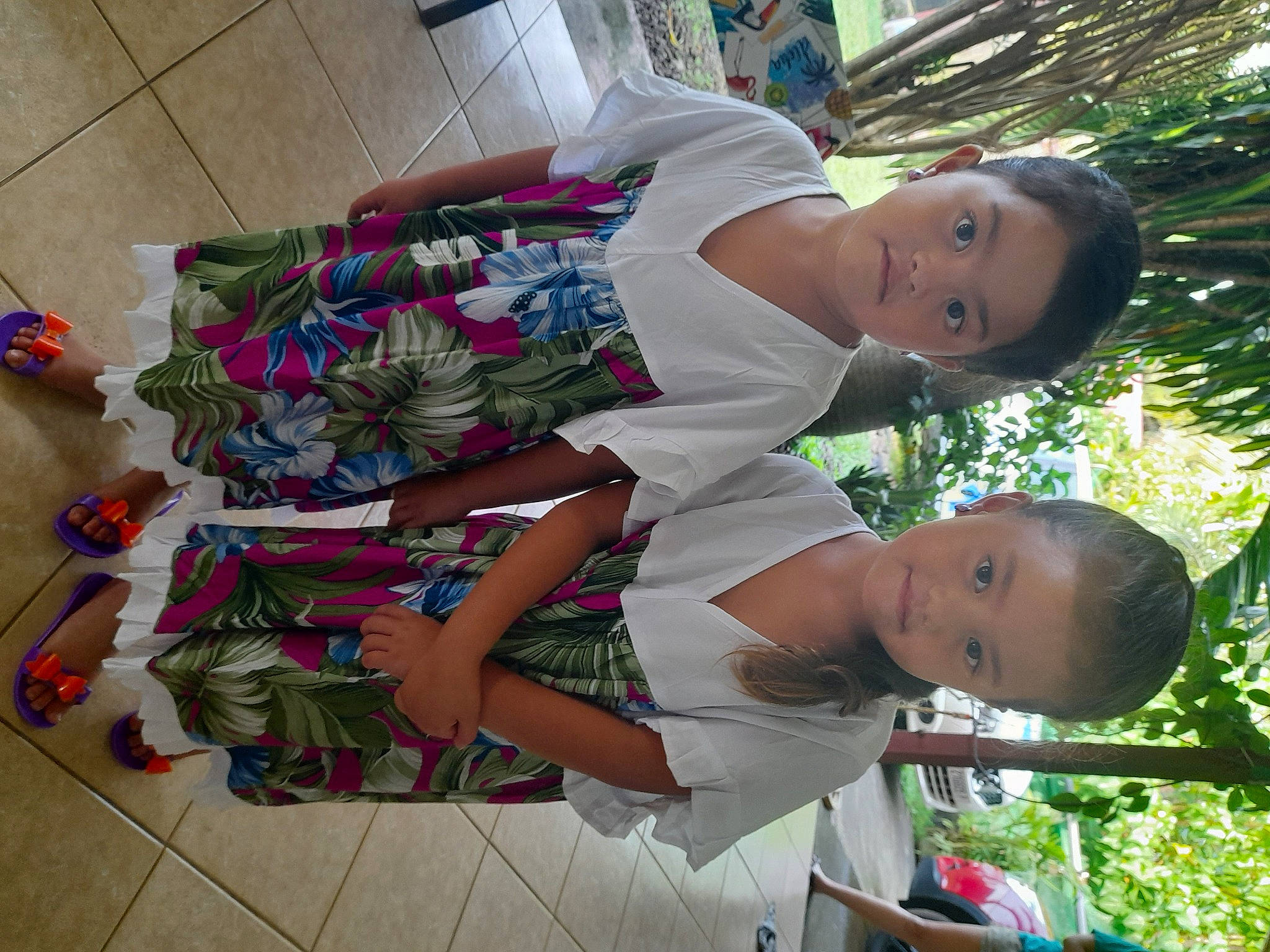 Vairani Et Vaihirani participe au concours pour gagner de l'argent avec cette photo : adaptation, baby_toddler_clothing, child, elbow, event, flooring, fun, hair, happy, head, human_leg, leisure, pattern, person, plant, sandal, sunglasses, thigh, toddler, tree