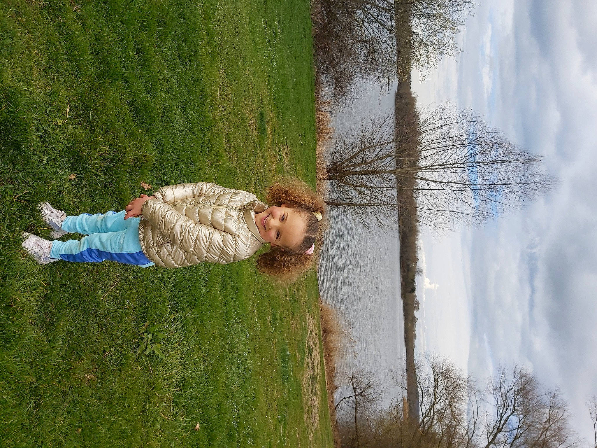 Lucie participe au concours pour gagner de l'argent avec cette photo : child, cloud, fun, grass, grass_family, grassland, happy, joy, landscape, leisure, people_in_nature, person, plant, reflection, sitting, sky, tints_and_shades, tree, trunk, window
