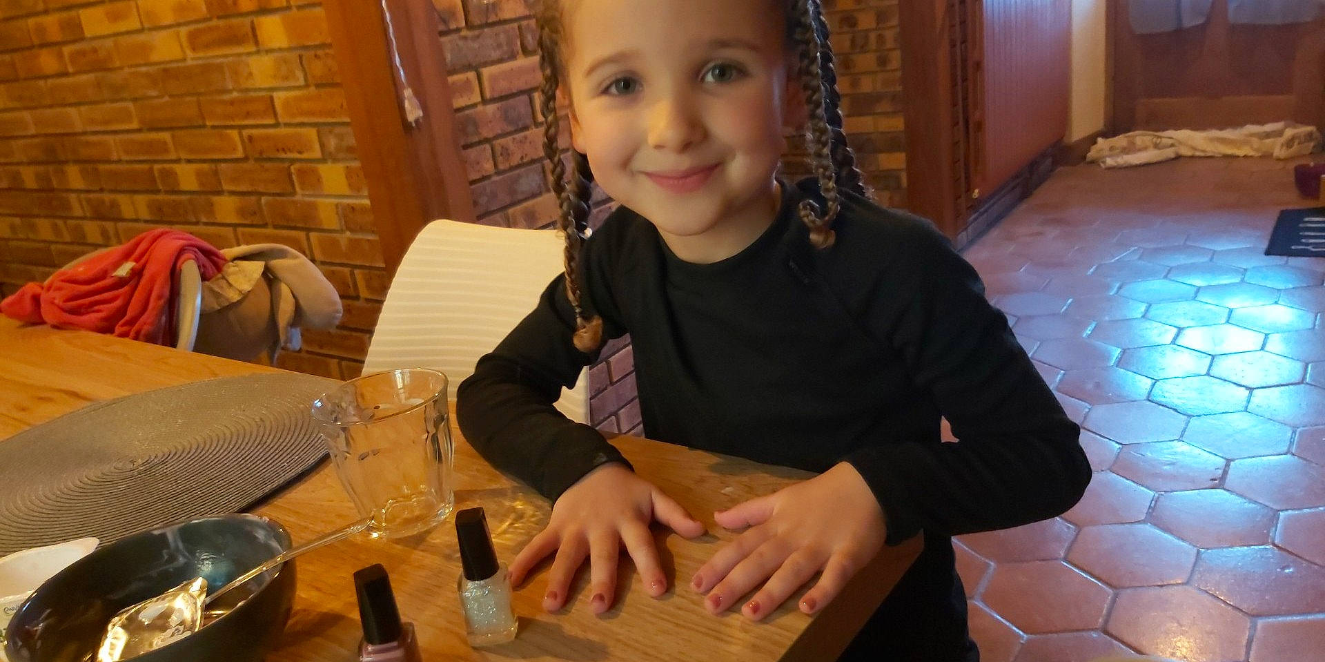 Lucie a rejoint le concours — aidez-le/la à gagner de superbes lots ! barware, chair, child, door, drink, drinkware, event, flooring, fun, hairstyle, happy, headwear, joy, person, plate, sitting, smile, t_shirt, table, tableware