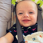 Kaylan a rejoint le concours — aidez-le/la à gagner de superbes lots ! baby, child, smiling, car_seat, seatbelt, blanket, patterned, clothing, face, head, infant, cute, happy, straps, closeup, indoor, person, portrait, sitting, young