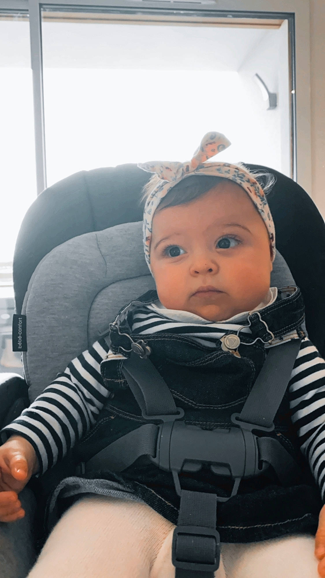 Yliana a rejoint le concours — aidez-le/la à gagner de superbes lots ! auto_part, baby, baby_carriage, baby_products, baby_safety, baby_toddler_clothing, car_seat, chair, cheek, child, comfort, eye, head_restraint, headwear, human_body, human_leg, lap, person, personal_protective_equipment, sitting