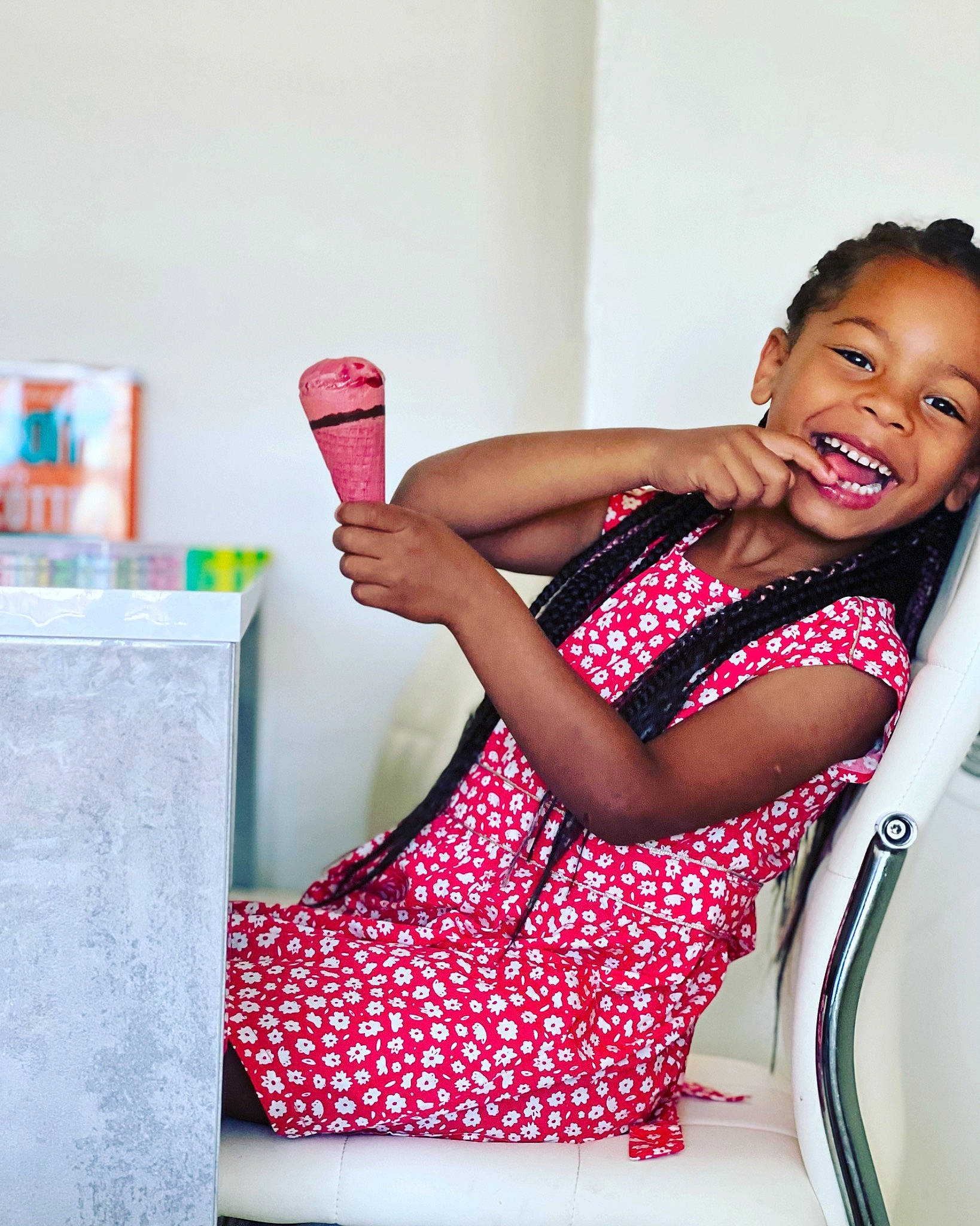 Tiana participe au concours pour gagner de l'argent avec cette photo : black_hair, dress, elbow, eye, fashion_design, flash_photography, flooring, foot, gesture, hair, happy, human_leg, joy, knee, leg, magenta, person, shoulder, smile, tableware