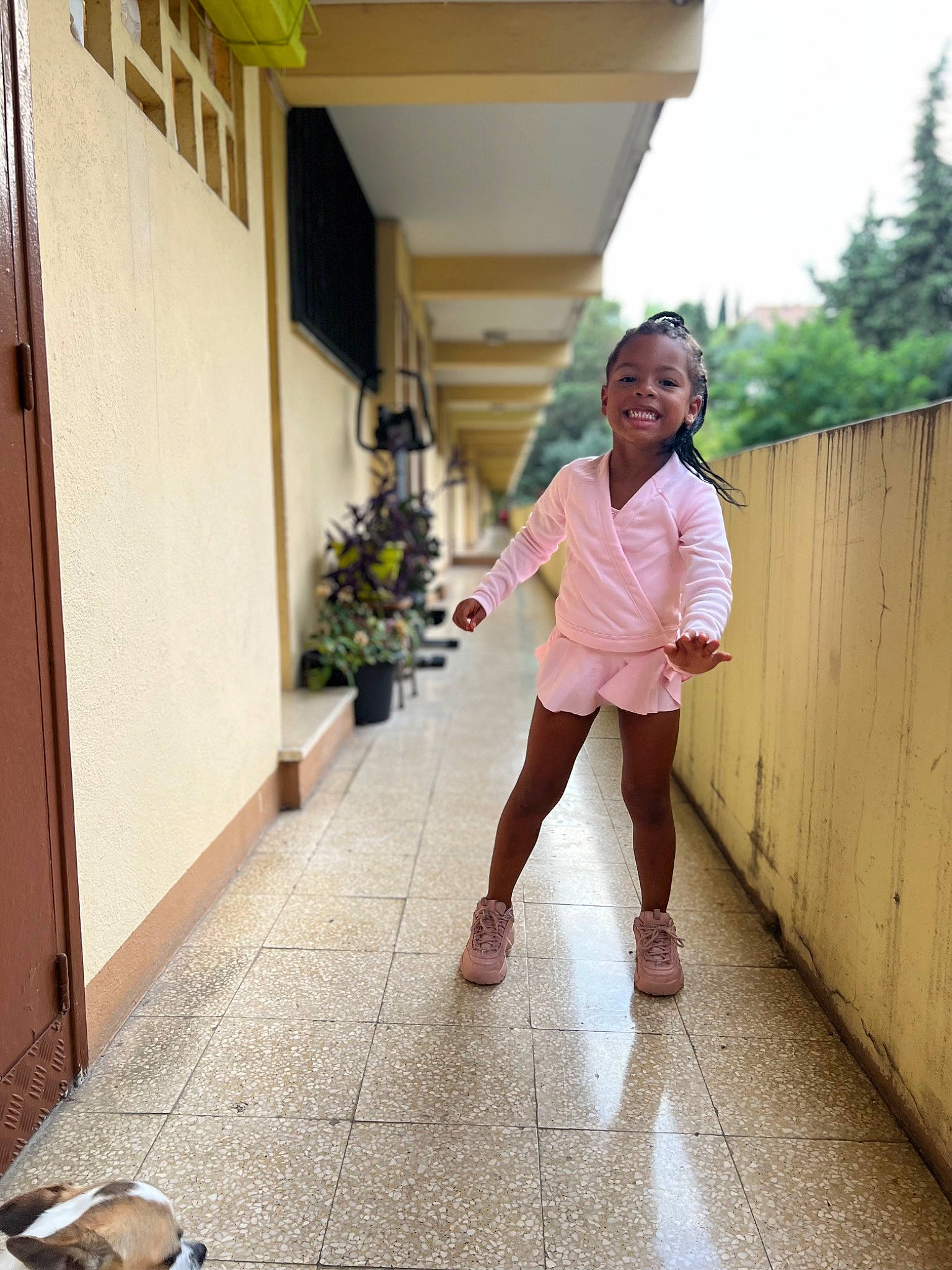 Tiana a rejoint le concours — aidez-le/la à gagner de superbes lots ! door, flooring, house, human_leg, joy, knee, leisure, person, plant, property, road, road_surface, shoulder, sidewalk, snapshot, standing, temple, thigh, tints_and_shades, tree