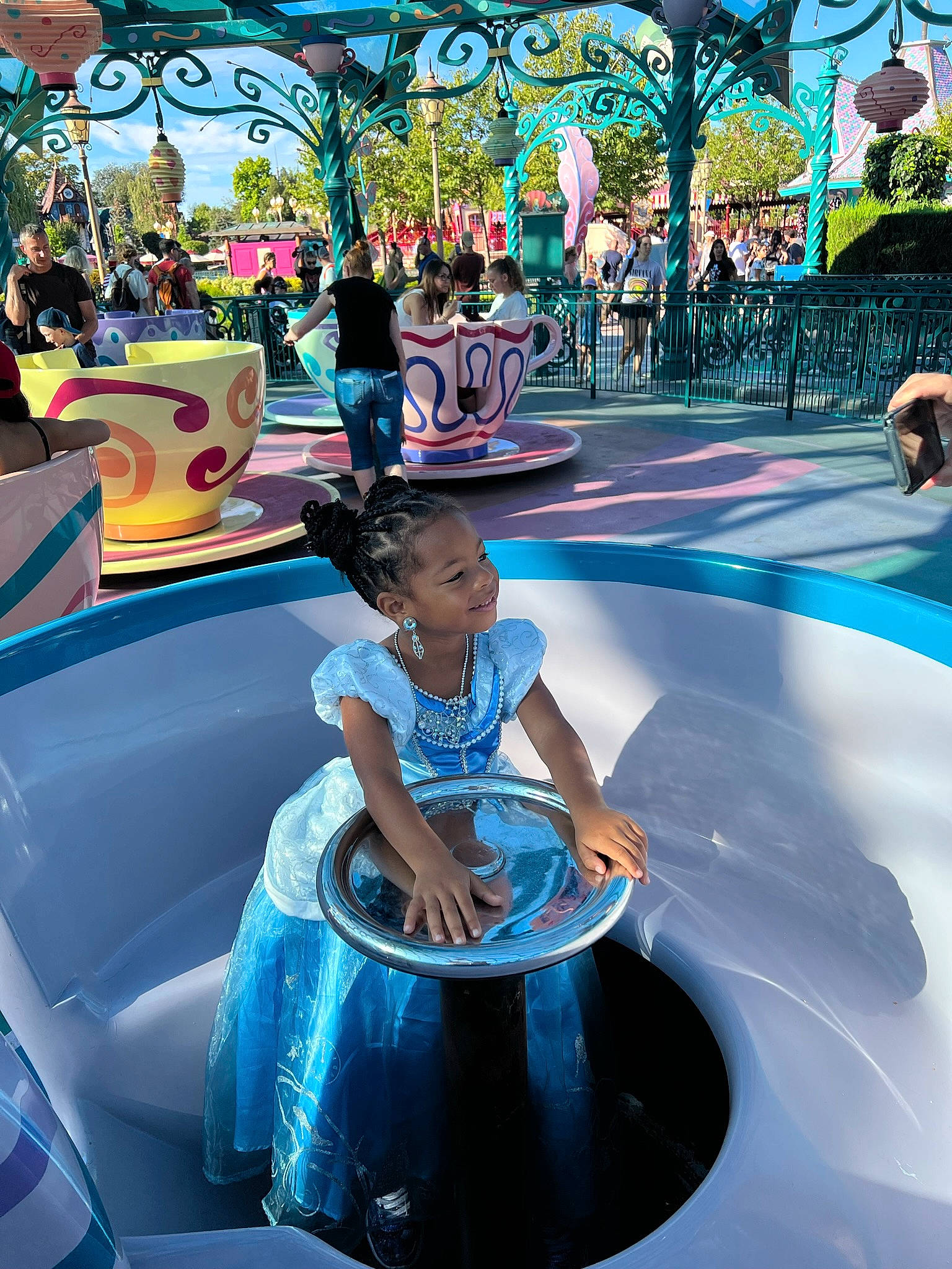 Tiana participe au concours pour gagner de l'argent avec cette photo : amusement_park, amusement_ride, aqua, automotive_design, automotive_exterior, blue, bumper, electric_blue, event, fun, happy, joy, leisure, luxury_vehicle, motor_vehicle, nonbuilding_structure, person, recreation, tourism, travel