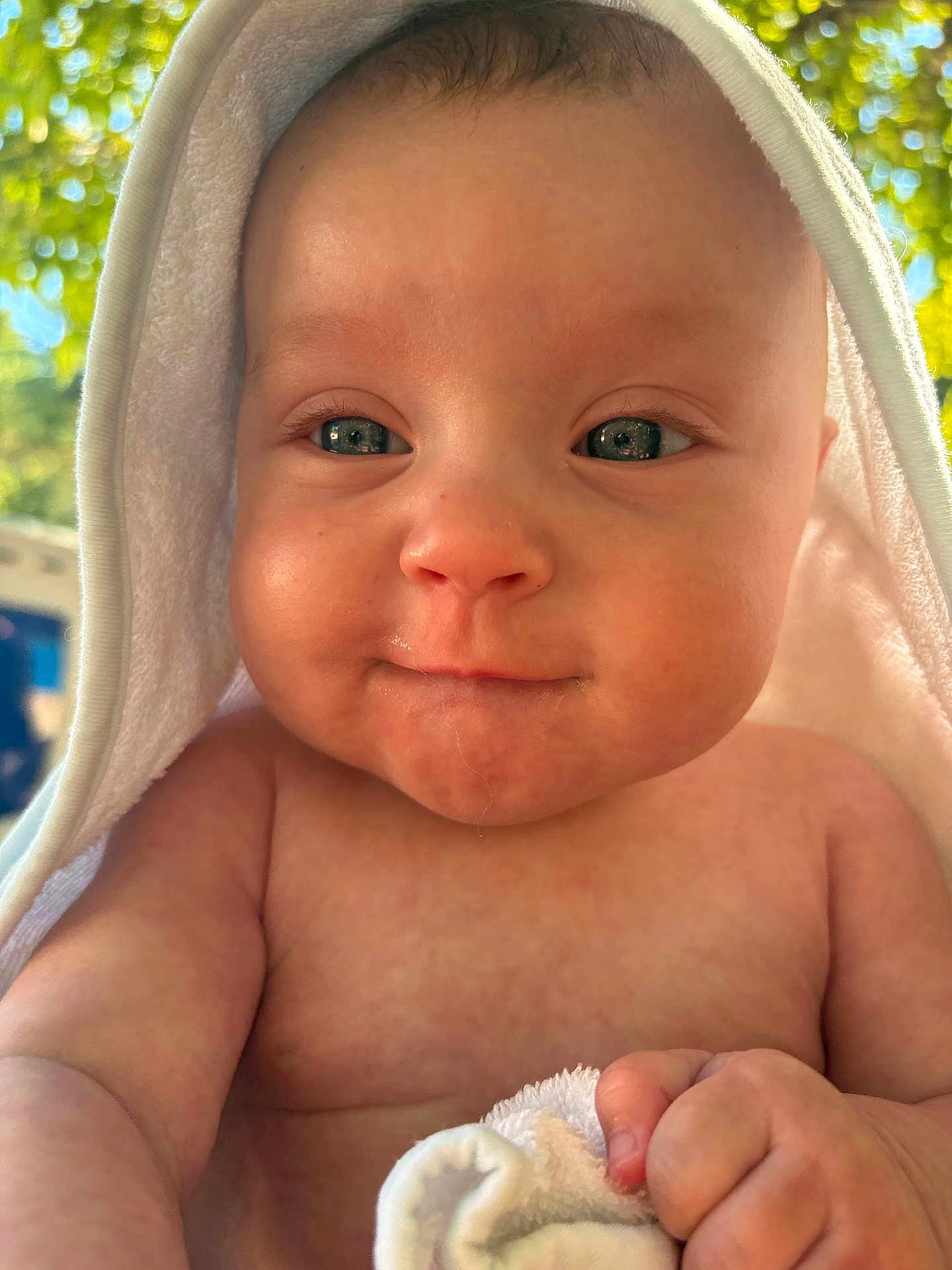 Hortense participe au concours pour gagner de l'argent avec cette photo : baby, child, towel, hood, face, smile, skin, arm, hand, outdoor, sunlight, nature, portrait, candid, cute, infant, expression, closeup, warm, happy