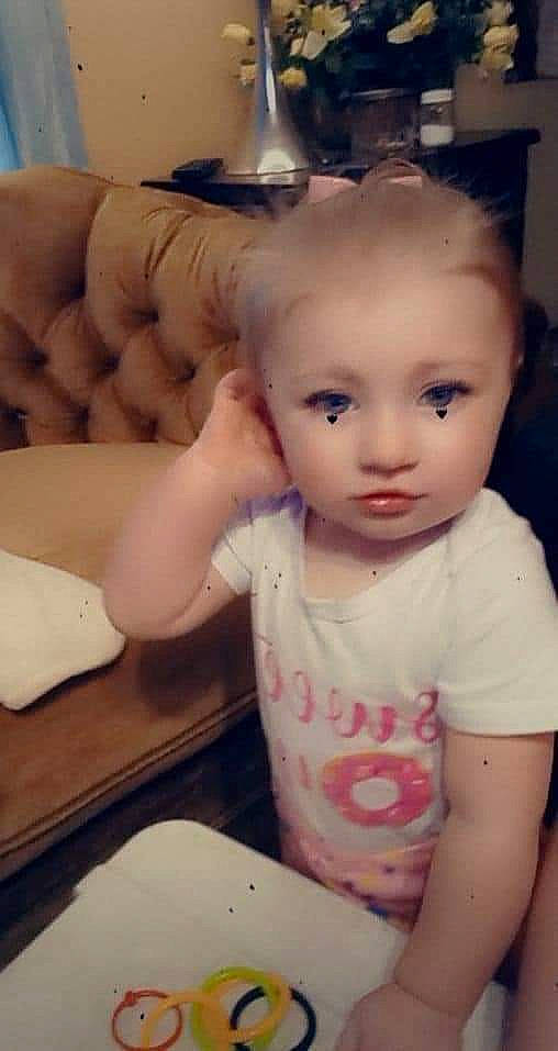 Samantha is registered to the contest to win money with this photo: arm, cheek, cloud, ear, eye, eyebrow, eyelash, forehead, gesture, hand, human_body, iris, jaw, lip, mouth, neck, nose, person, shoulder, skin