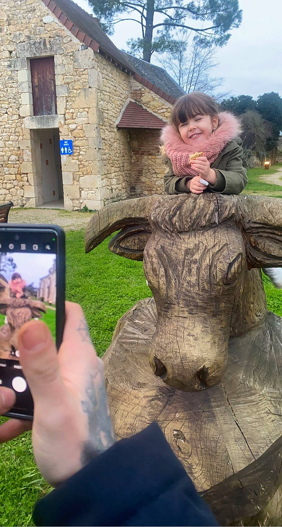 Hinata a rejoint le concours — aidez-le/la à gagner de superbes lots ! art, blurred, camera, cameras_optics, communication_device, fun, gadget, gesture, grass, hand, happy, joy, lawn_ornament, leisure, mobile_phone, person, plant, recreation, sculpture, statue