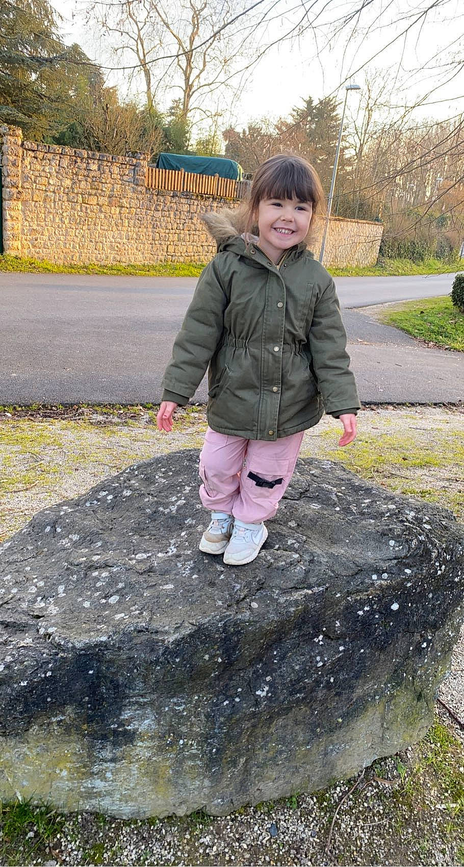 Hinata participe au concours pour gagner de l'argent avec cette photo : asphalt, bedrock, boot, fun, grass, jacket, joy, landscape, leaf, leisure, people_in_nature, person, plant, road_surface, sitting, smile, soil, spring, toddler, tree