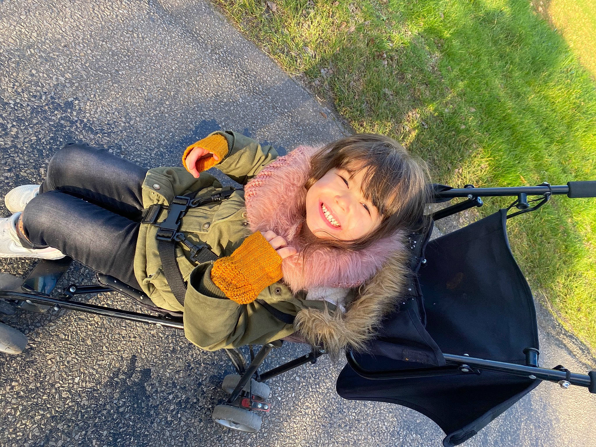 Hinata participe au concours pour gagner de l'argent avec cette photo : adventure, asphalt, auto_part, baby_carriage, baby_products, boot, child, fun, grass, joy, leisure, people_in_nature, person, personal_protective_equipment, plant, recreation, road_surface, shadow, sitting, smile