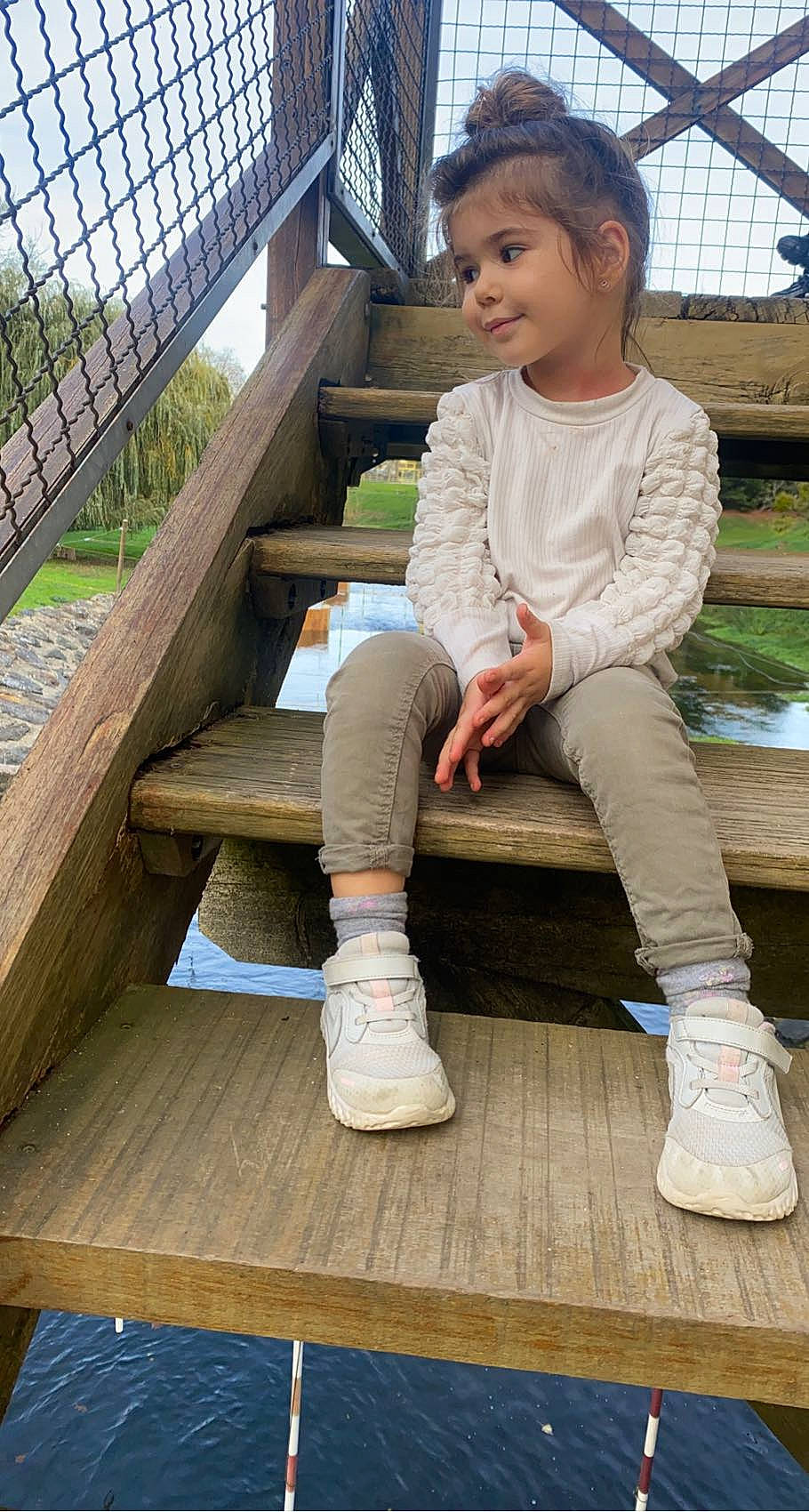 Hinata participe au concours pour gagner de l'argent avec cette photo : denim, foot, fun, grass, happy, hardwood, human_leg, joy, knee, leisure, outdoor_shoe, person, shoe, sitting, sleeve, sneakers, sock, stairs, thigh, toddler