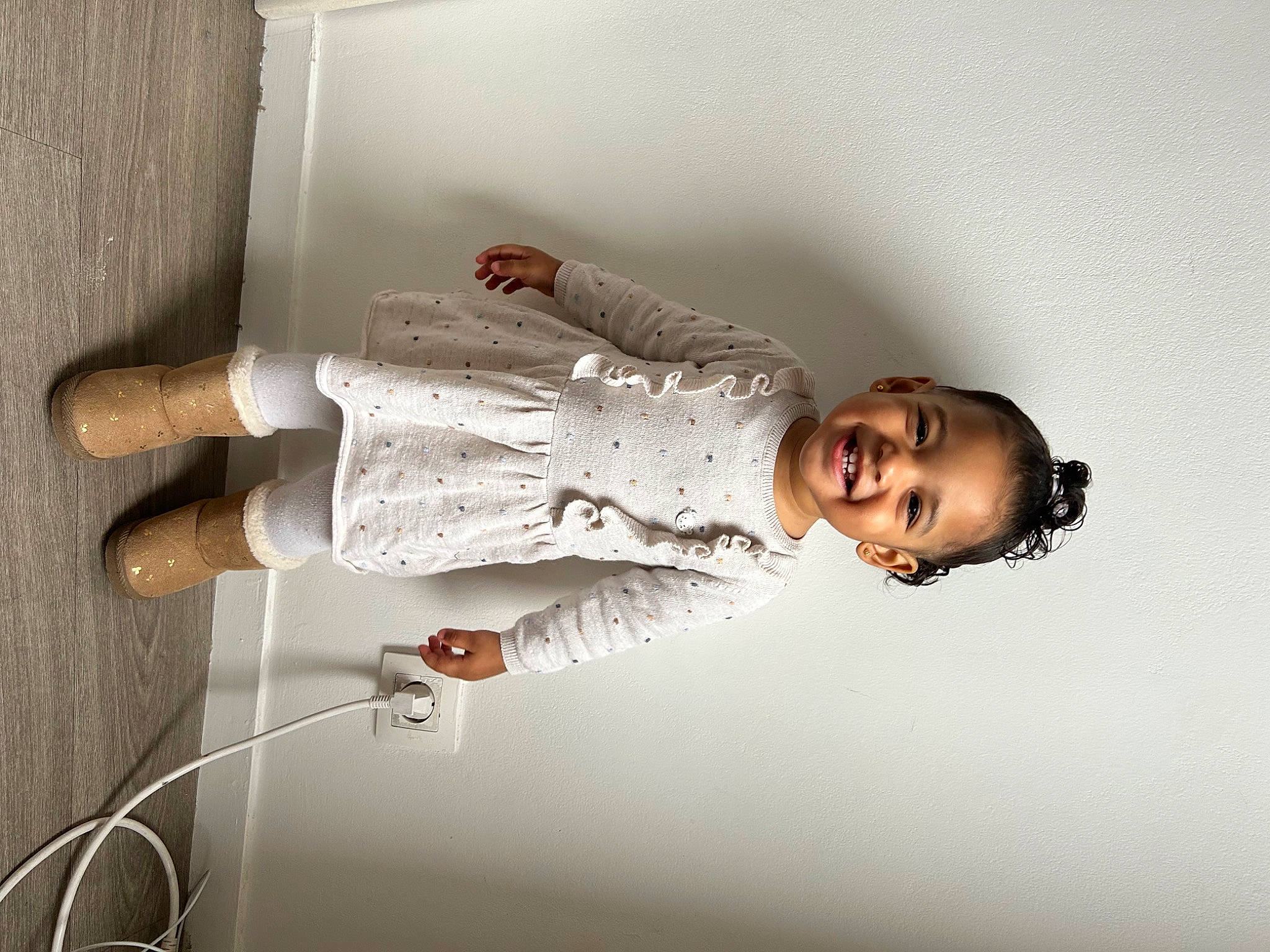 Aliyah participe au concours pour gagner de l'argent avec cette photo : ceiling, elbow, electrical_supply, flash_photography, fun, happy, joy, person, plaster, room, smile, walking_shoe, wrist