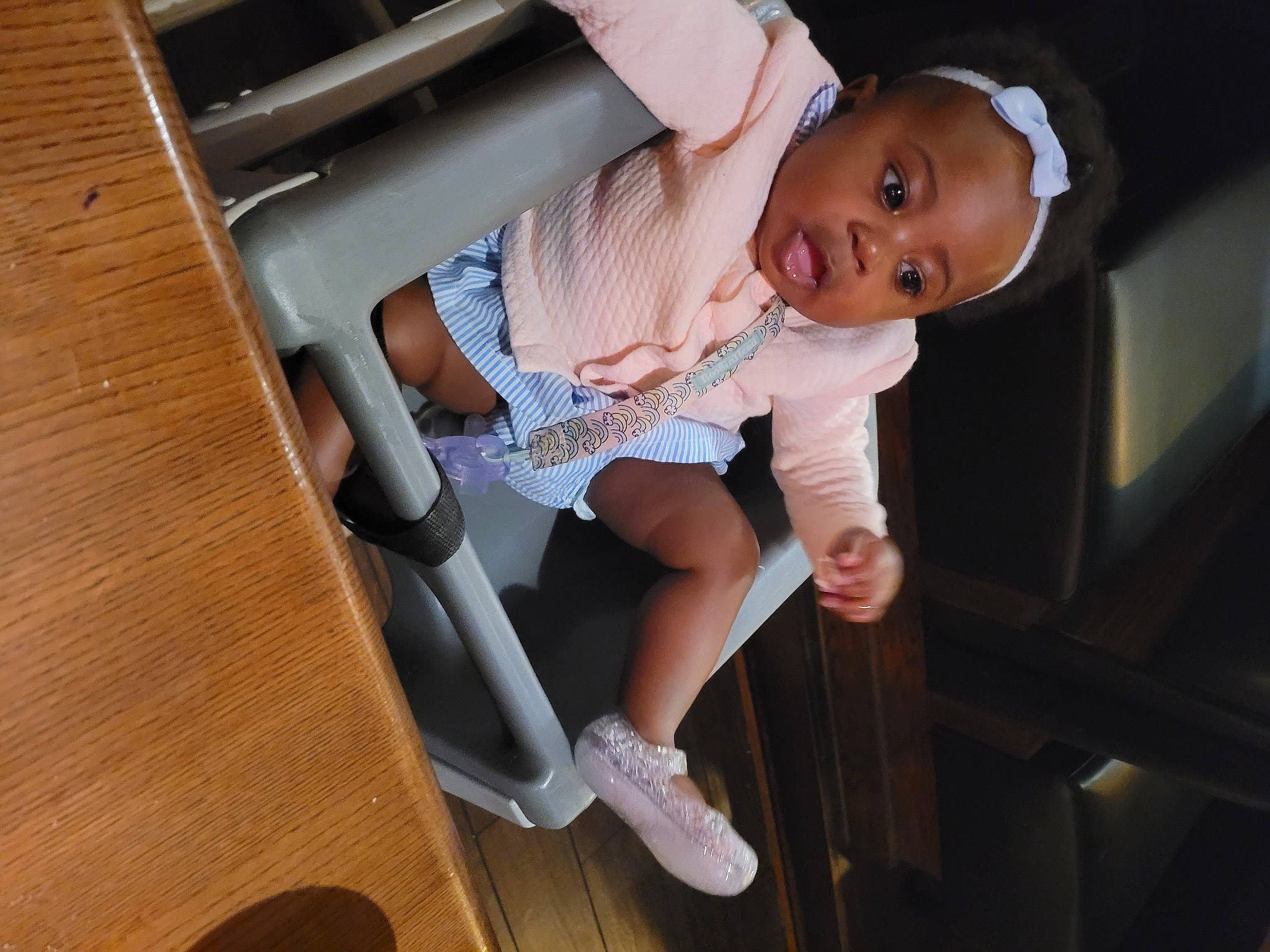 Justus is registered to the contest to win money with this photo: baby, baby_toddler_clothing, chair, comfort, elbow, flash_photography, foot, fun, happy, hardwood, human_leg, knee, leg, person, skin, smile, sock, thigh, toddler, varnish