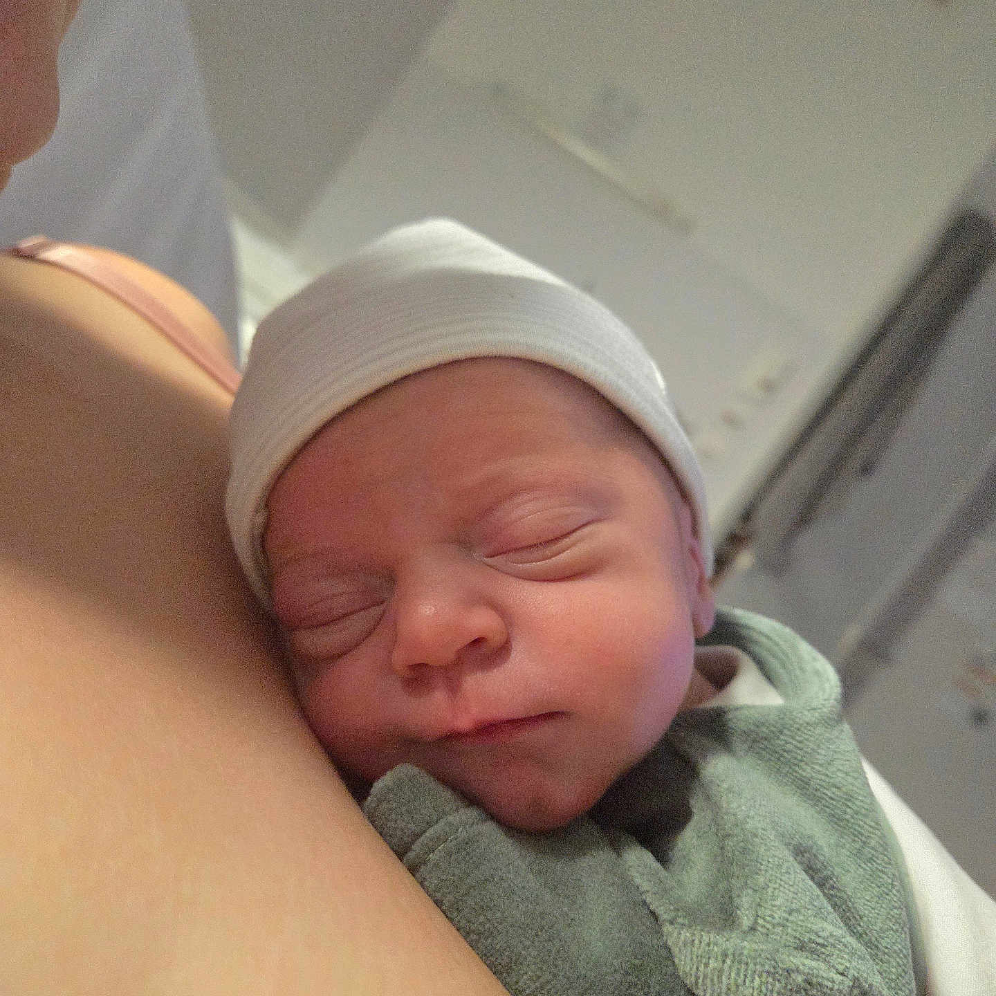 Eïvor participe au concours pour gagner de l'argent avec cette photo : baby, blanket, cap, closeup, cozy, face, headwear, human, indoor, infant, newborn, peaceful, person, portrait, resting, shoulder, skin, sleeping, soft, swaddled