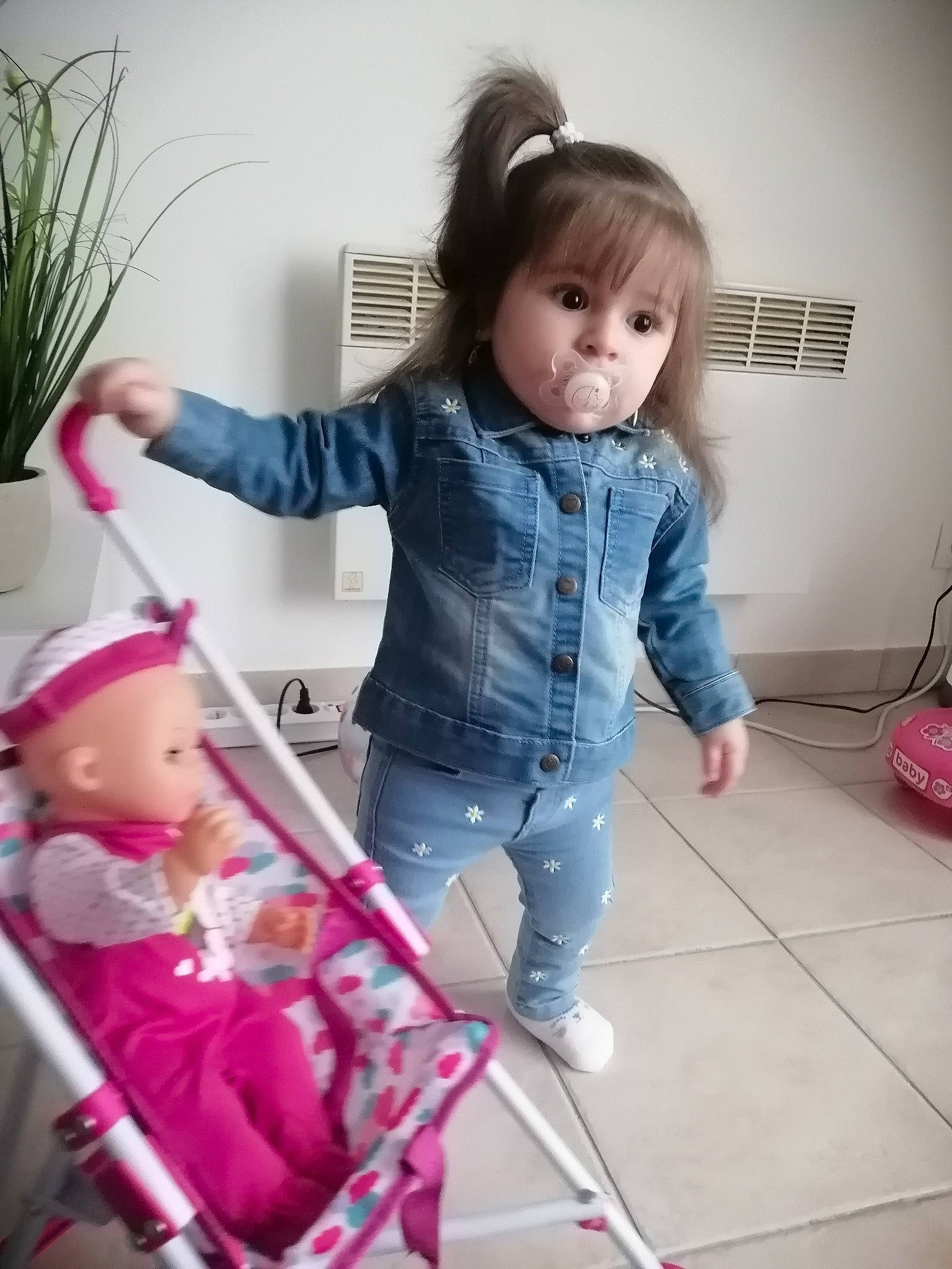 Paloma a rejoint le concours — aidez-le/la à gagner de superbes lots ! arm, baby_toddler_clothing, flooring, fun, hair, happy, head, houseplant, joint, magenta, organ, person, pink, plant, purple, skin, sleeve, standing, textile, toddler