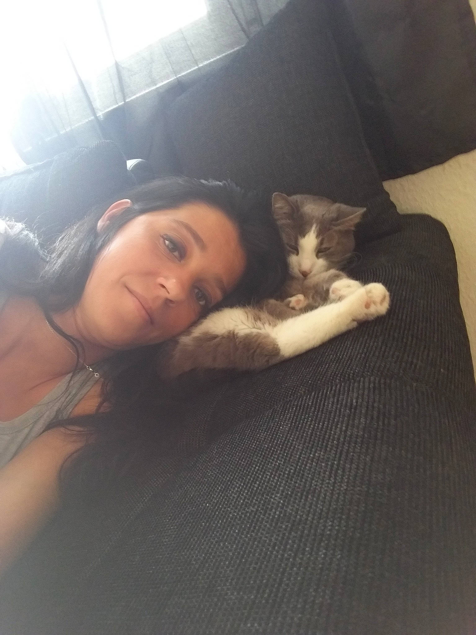 Tchouly participe au concours pour gagner de l'argent avec cette photo : bed, bedtime, carnivoran, cat, cat_like_mammal, ear, eye, girl, kitten, mammal, nap, person, selfie, skin, sleep, small_to_medium_sized_cats, vertebrate, whiskers