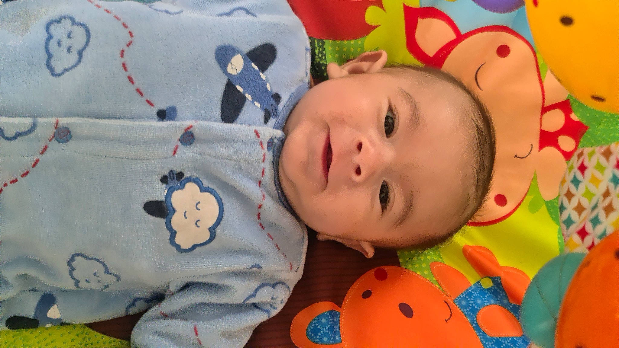 Elijah participe au concours pour gagner de l'argent avec cette photo : baby, baby_toddler_clothing, cheek, child, face, facial_expression, happy, head, mammal, nose, orange, pattern, people, person, product, skin, sleeve, textile, toddler, vertebrate