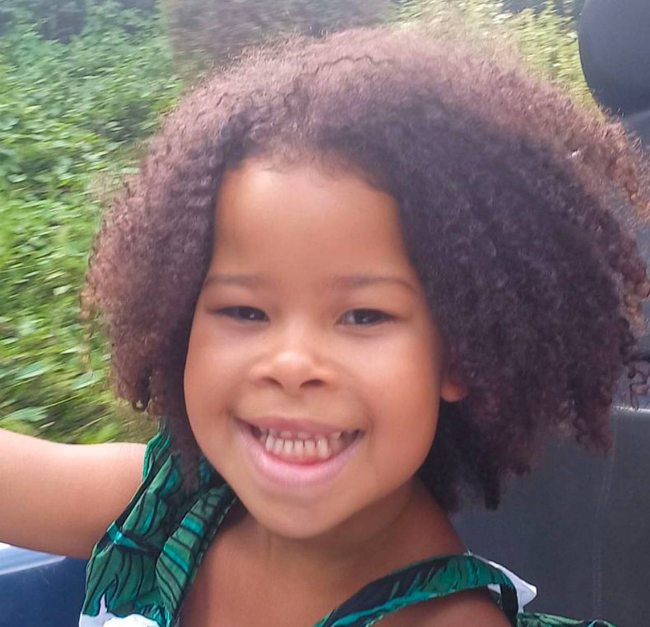 Clara a rejoint le concours — aidez-le/la à gagner de superbes lots ! beauty, black_hair, cheek, chin, cool, ear, eyebrow, eyelash, forehead, fun, green, hair, hairstyle, happy, iris, joy, lip, nose, person, skin