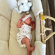 Gioia a rejoint le concours — aidez-le/la à gagner de superbes lots ! baby, baby_bed, bassinet, blanket, child, cozy, crib, cute, headband, heart_pattern, infant, interior, newborn, peaceful, rest, sleep, sleeping, soft_toy, teddy_bear, white_clothing