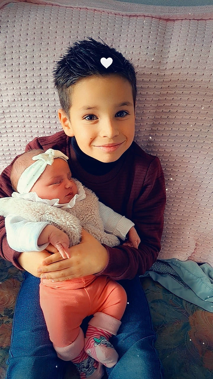 Lorenzo participe au concours pour gagner de l'argent avec cette photo : baby_toddler_clothing, cheek, chin, clothing, comfort, eye, face, flash_photography, hair, hairstyle, happy, head, headwear, human_body, iris, joy, leg, lip, organ, person