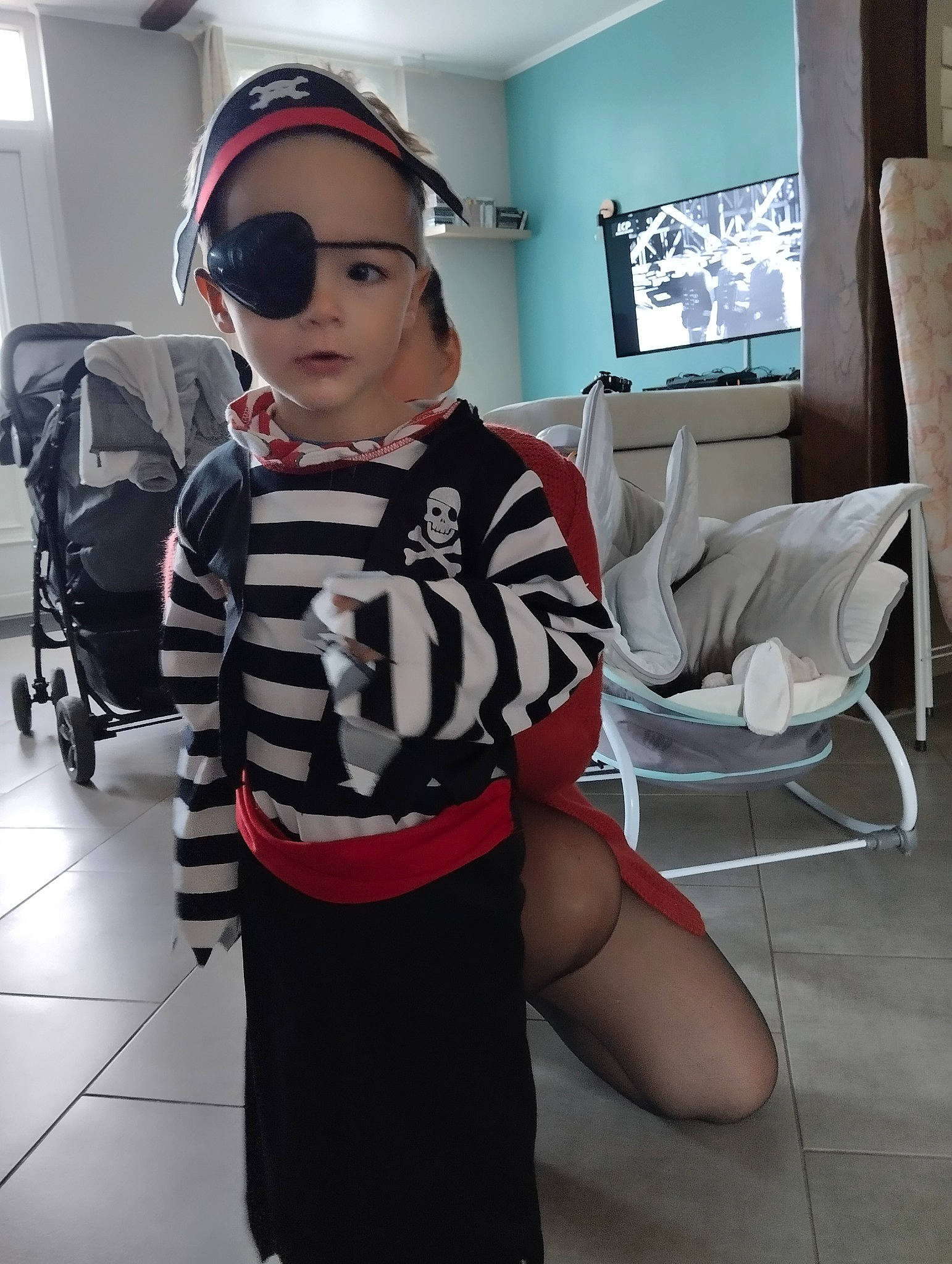 Esteban participe au concours pour gagner de l'argent avec cette photo : bag, carmine, chair, eyewear, fashion_design, fictional_character, flooring, fun, goggles, luggage_and_bags, person, personal_protective_equipment, picture_frame, room, shorts, sitting, sportswear, sunglasses, t_shirt, thigh