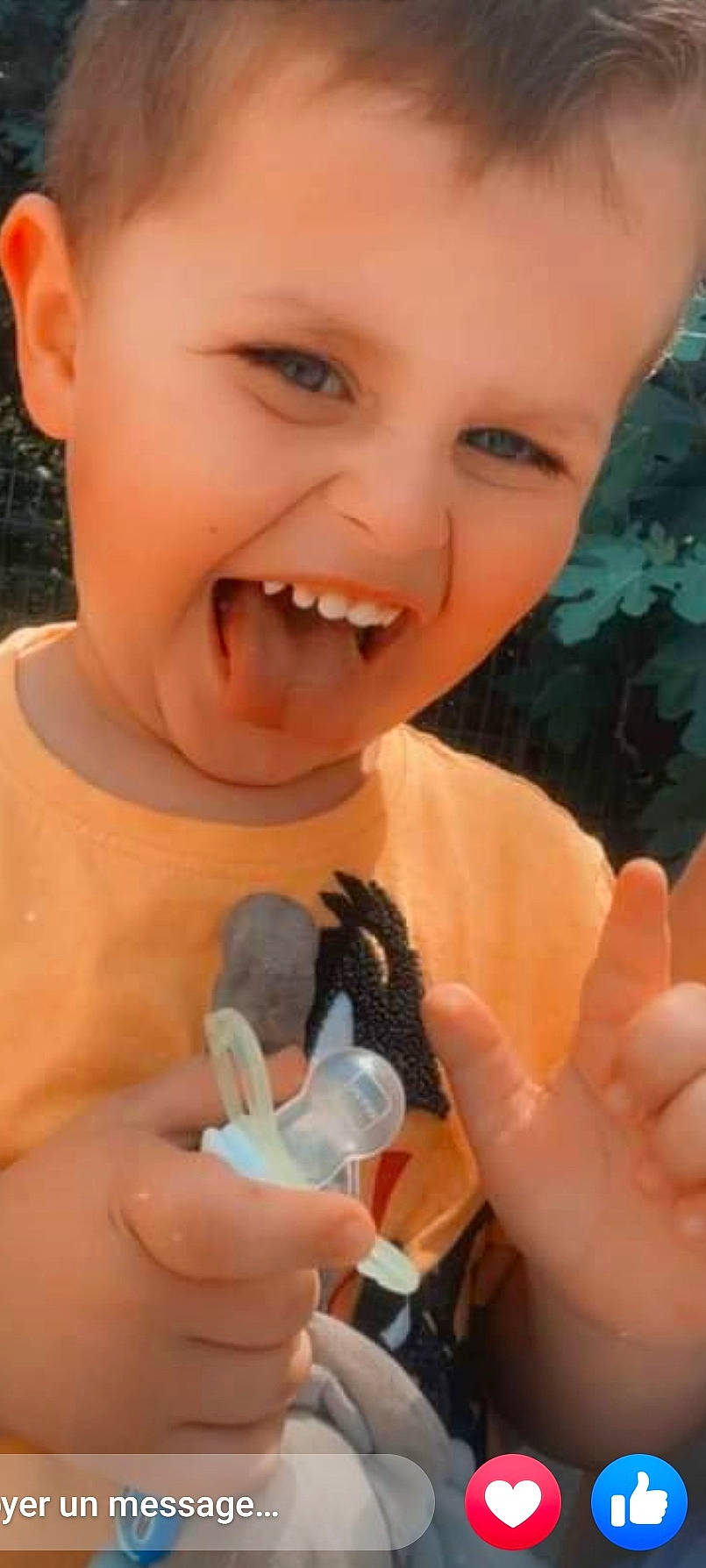 Hidan a rejoint le concours — aidez-le/la à gagner de superbes lots ! baby_toddler_clothing, cheek, child, finger, fun, gesture, hand, happy, lip, mouth, nail, nose, people_in_nature, person, skin, smile, summer, tableware, thumb, toddler