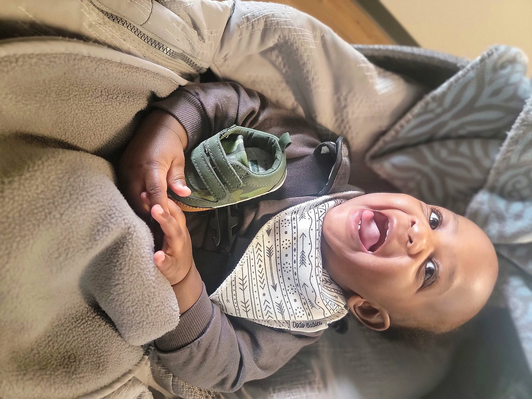 Rudi is registered to the contest to win money with this photo: comfort, cool, eyelash, eyewear, fashion_accessory, finger, flash_photography, gesture, hand, happy, interaction, jewellery, joint, mouth, nail, person, sitting, smile, sunglasses, tree