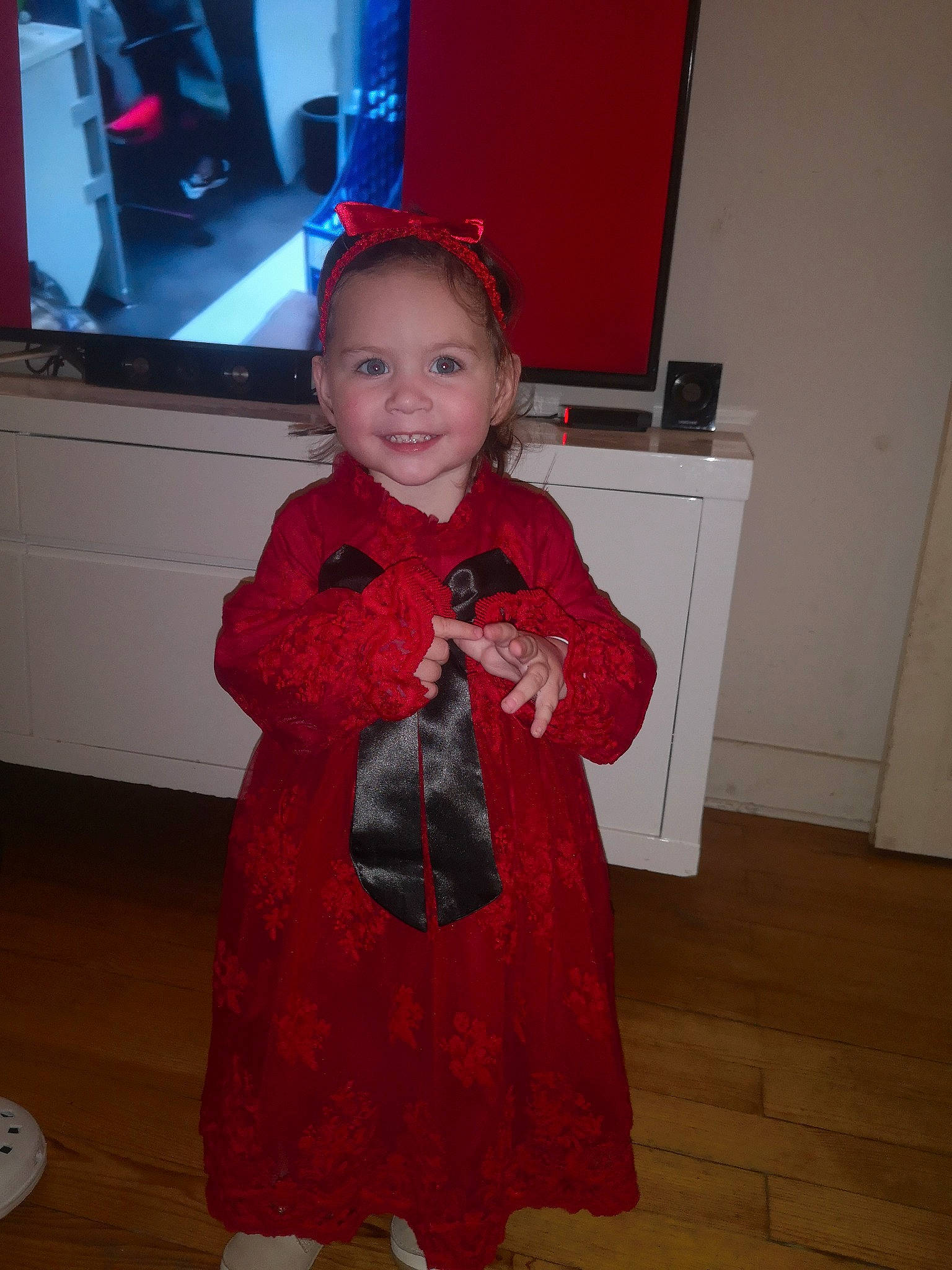 Léonie a rejoint le concours — aidez-le/la à gagner de superbes lots ! baby_toddler_clothing, child, event, face, floor, flooring, fun, happy, hardwood, joint, joy, magenta, pattern, person, room, shoulder, skin, sleeve, smile, standing