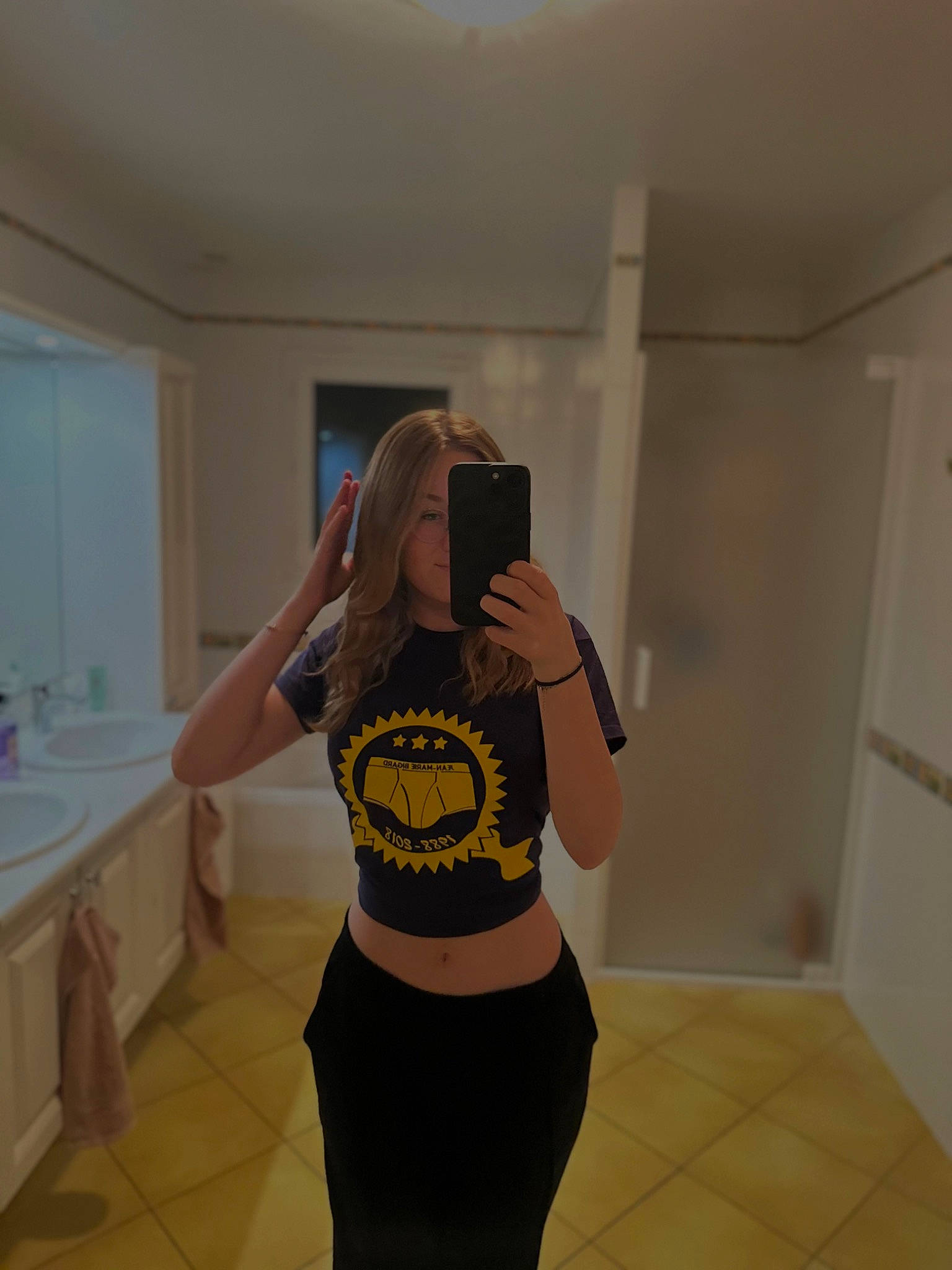 Eva participe au concours pour gagner de l'argent avec cette photo : abdomen, arm, cabinetry, chest, elbow, floor, flooring, gesture, knee, mirror, person, plumbing_fixture, selfie, shoulder, sleeve, sportswear, sunglasses, t_shirt, thigh, trunk