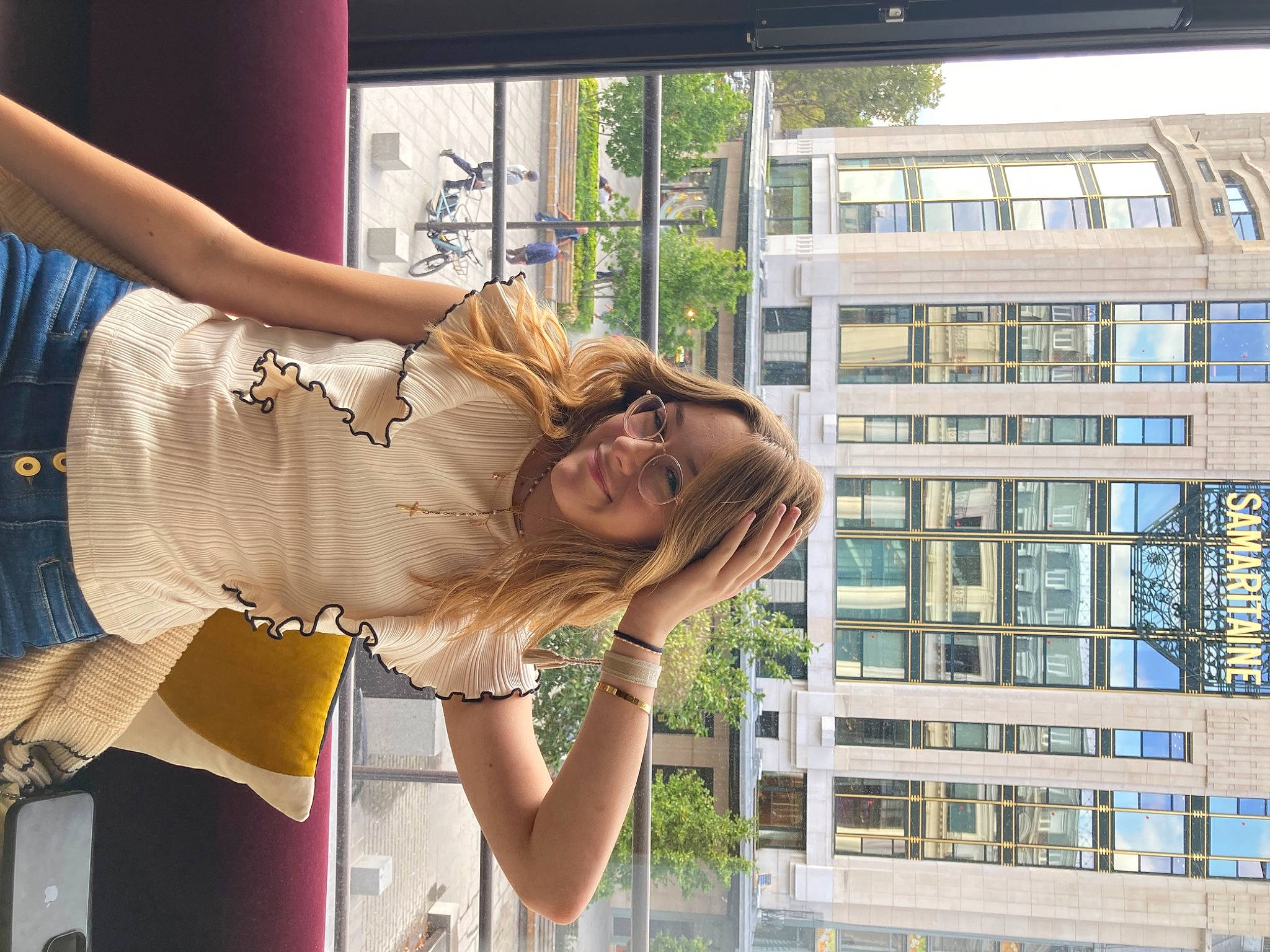 Eva participe au concours pour gagner de l'argent avec cette photo : abdomen, apartment, arm, building, city, elbow, eyewear, fun, gesture, happy, human_leg, joy, leisure, person, plant, room, shoulder, tree, trunk, waist