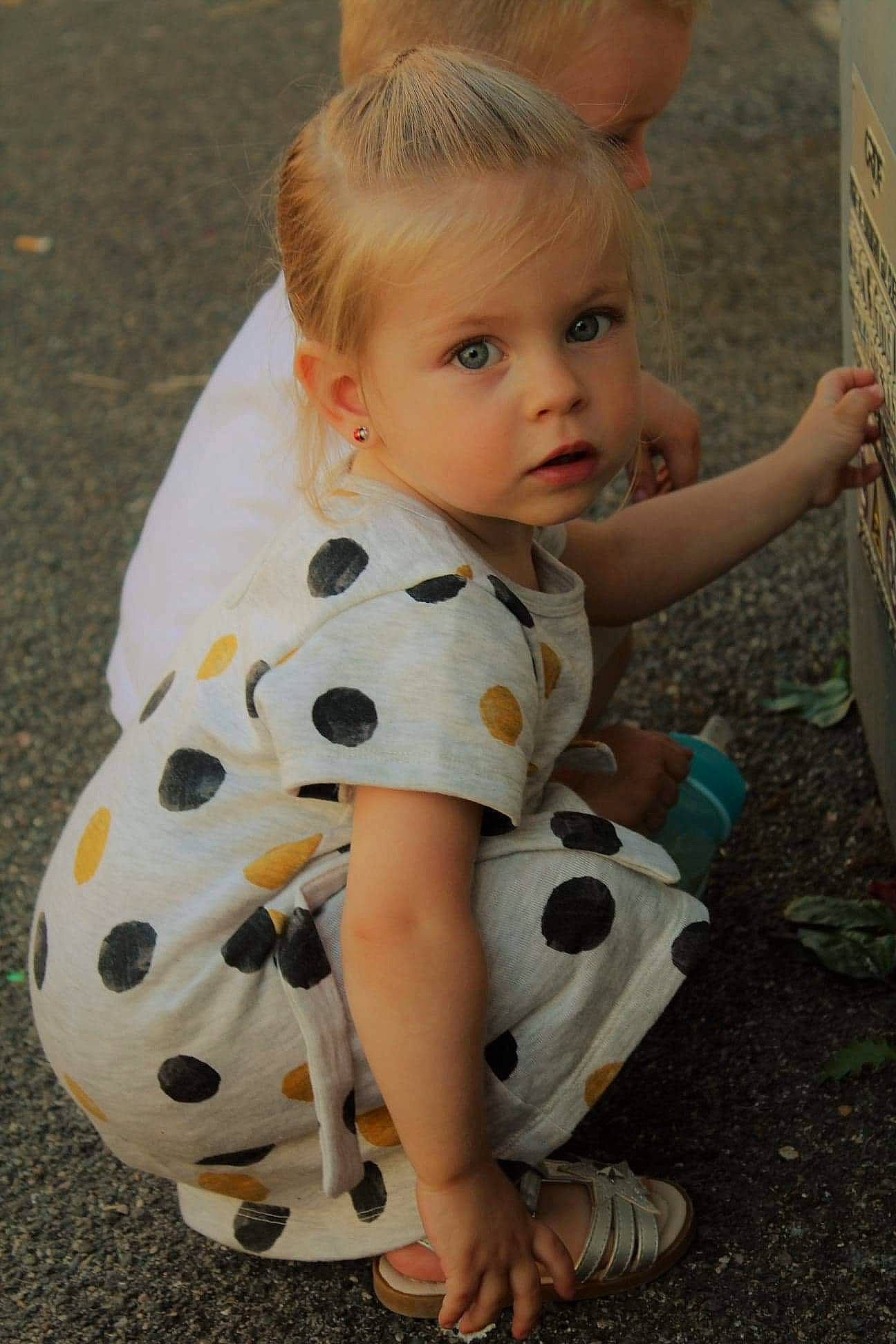 Lyïa a rejoint le concours — aidez-le/la à gagner de superbes lots ! baby_toddler_clothing, child, dress, eye, face, fun, grass, hairstyle, happy, head, iris, joint, leg, pattern, person, sandal, shoe, sitting, sleeve, t_shirt