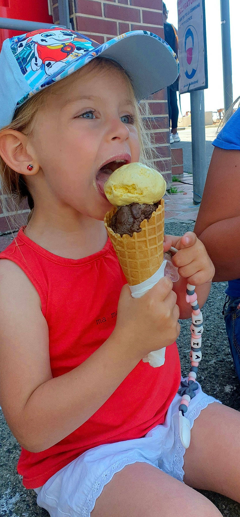 Lyïa a rejoint le concours — aidez-le/la à gagner de superbes lots ! arm, biting, blue, cuisine, dish, fast_food, finger, food, food_craving, frozen_dessert, gelato, gesture, hand, headwear, ice_cream, ice_cream_cone, ingredient, person, photograph, sorbetes
