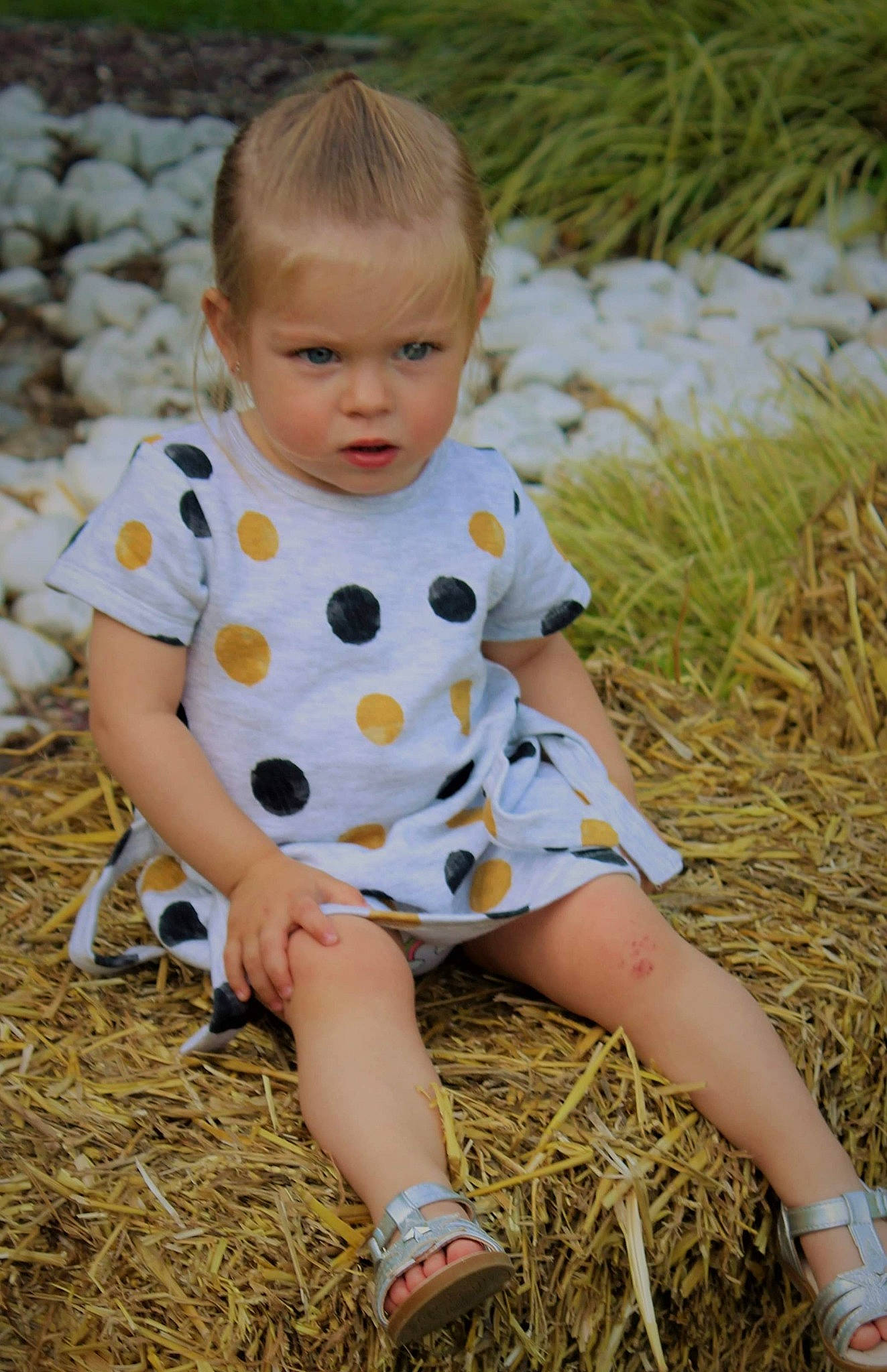 Lyïa a rejoint le concours — aidez-le/la à gagner de superbes lots ! baby, baby_toddler_clothing, blond, child, facial_expression, fun, grass, grass_family, happy, mammal, pattern, people_in_nature, person, photograph, sitting, skin, sleeve, sunlight, toddler, vertebrate