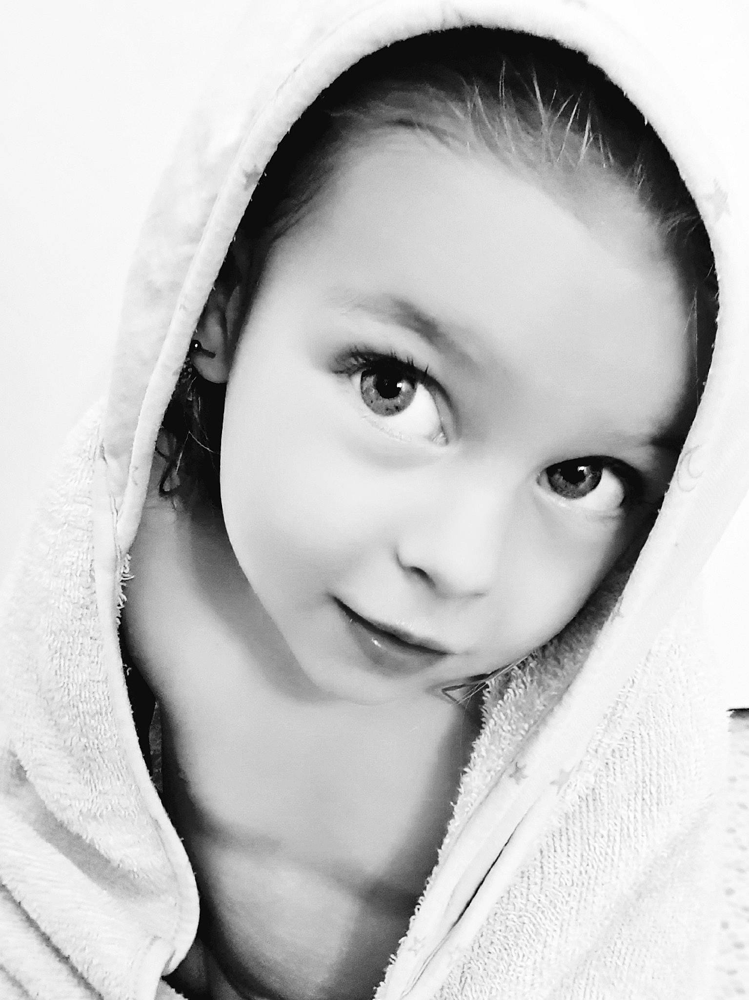 Lyïa a rejoint le concours — aidez-le/la à gagner de superbes lots ! baby, black_and_white, cheek, chin, comfort, eye, eyebrow, eyelash, flash_photography, fun, happy, iris, lip, monochrome, monochrome_photography, no_expression, nose, person, skin, sleeve